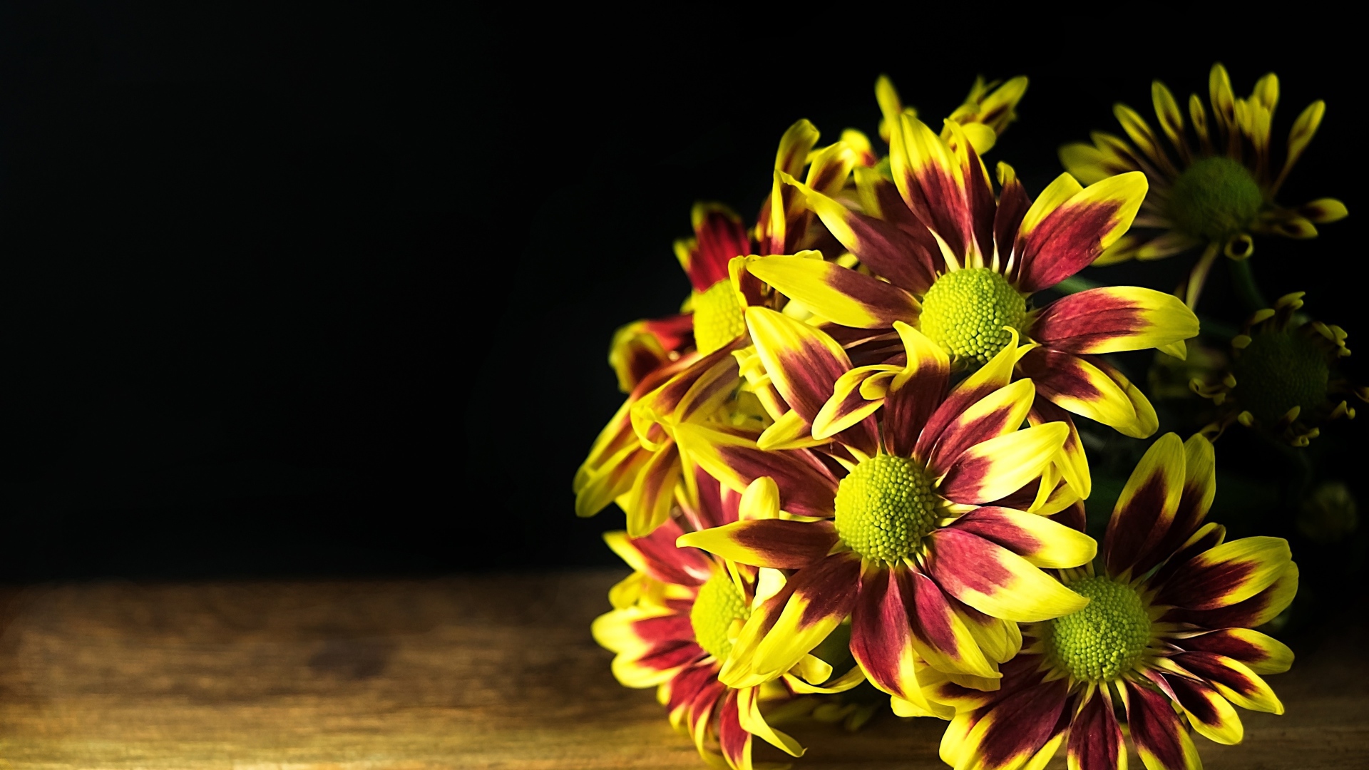 Букет газании на деревянном столе