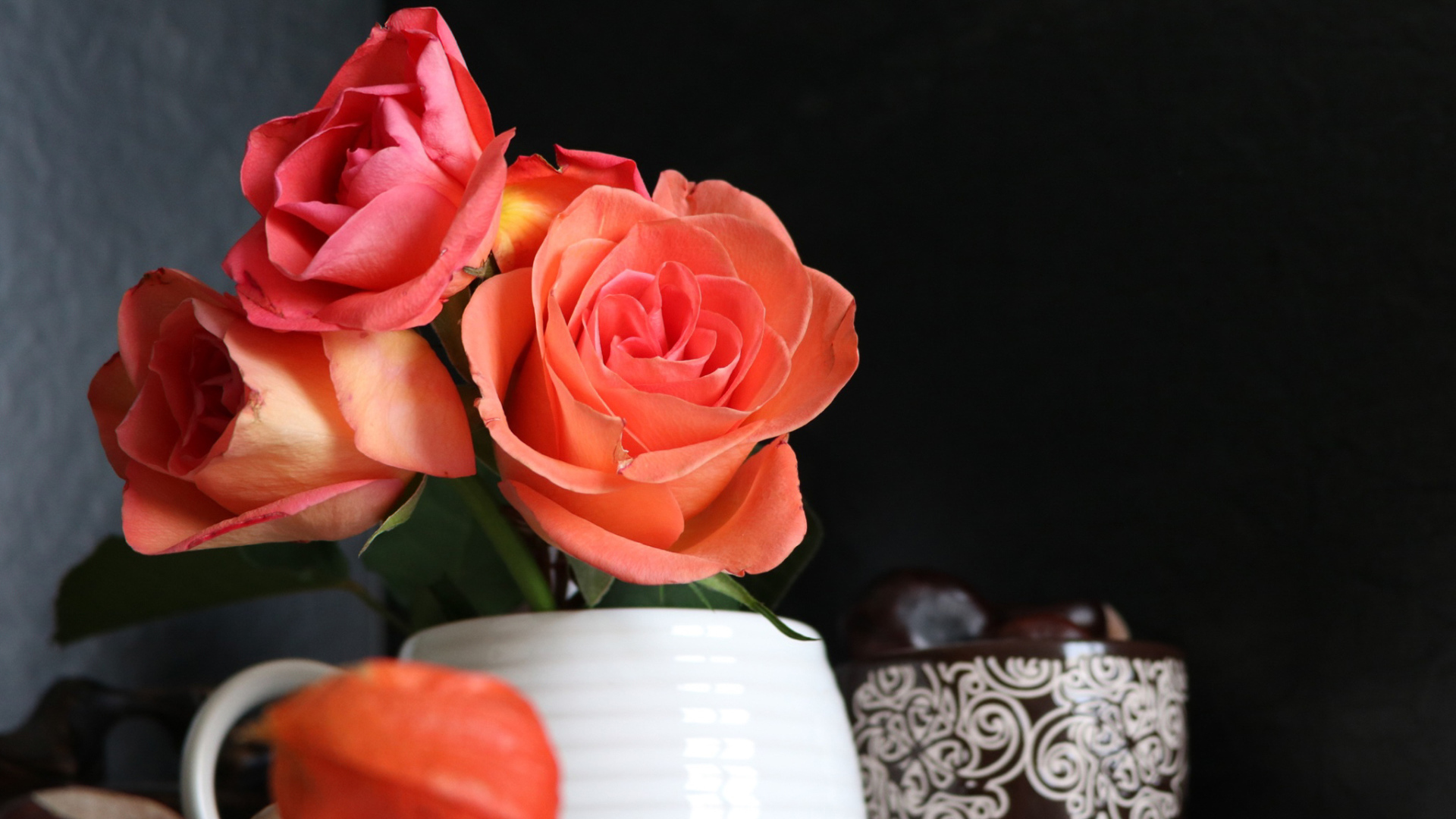 Букет роз в вазе на столе с книгой