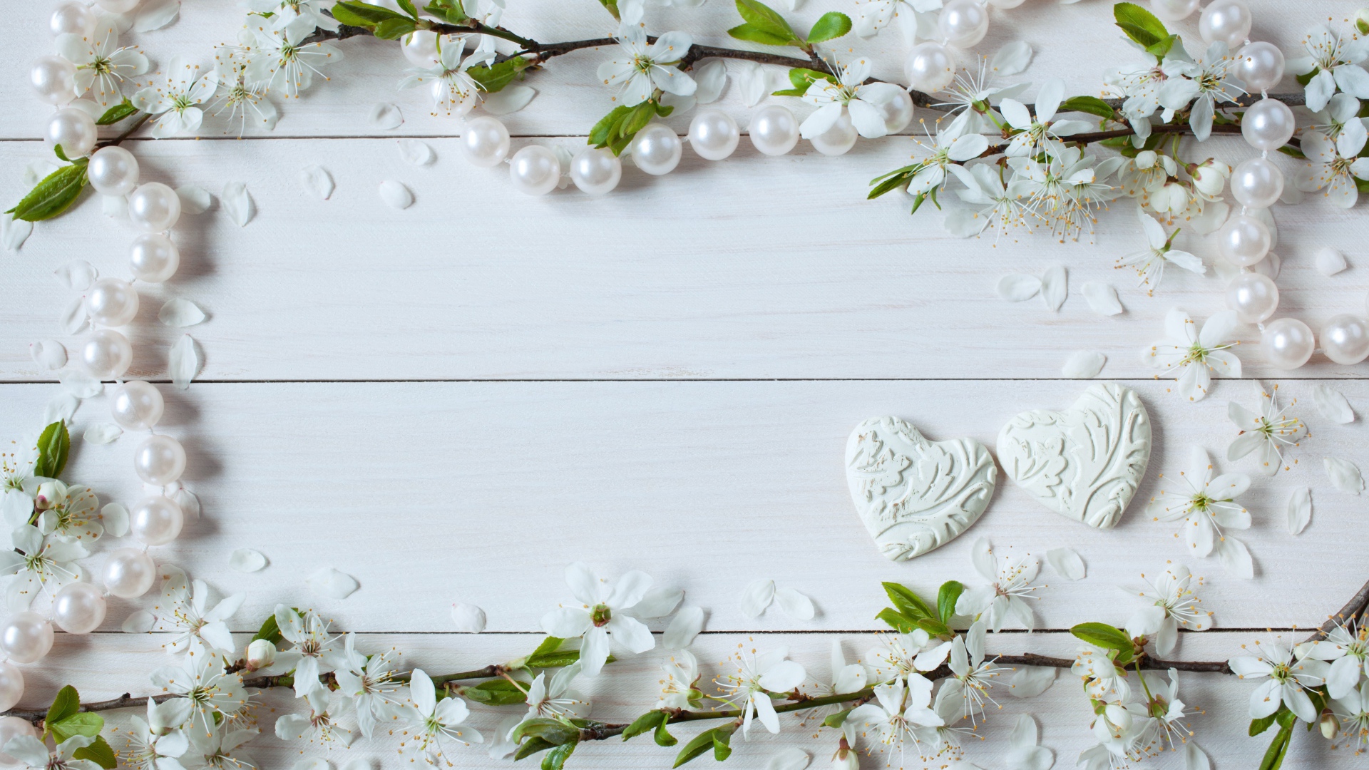Фон для поздравительной открытки с цветами вишни и жемчужными бусами