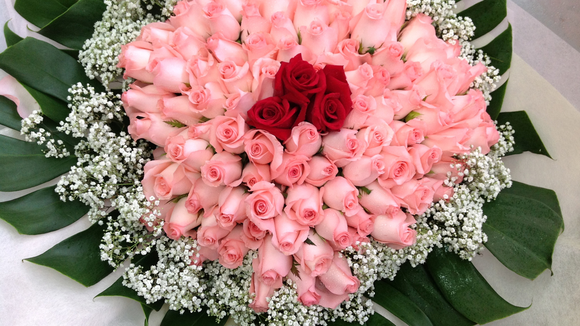 Красивый большой праздничный букет роз 