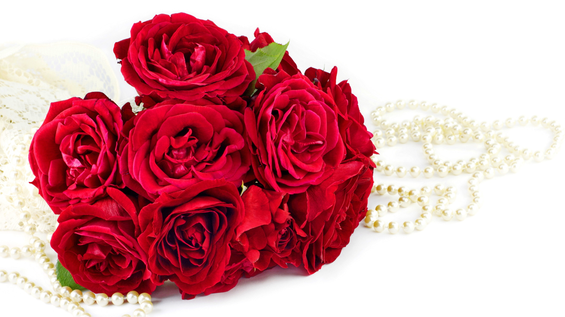 Красивый букет красных роз с бусами на белом фоне