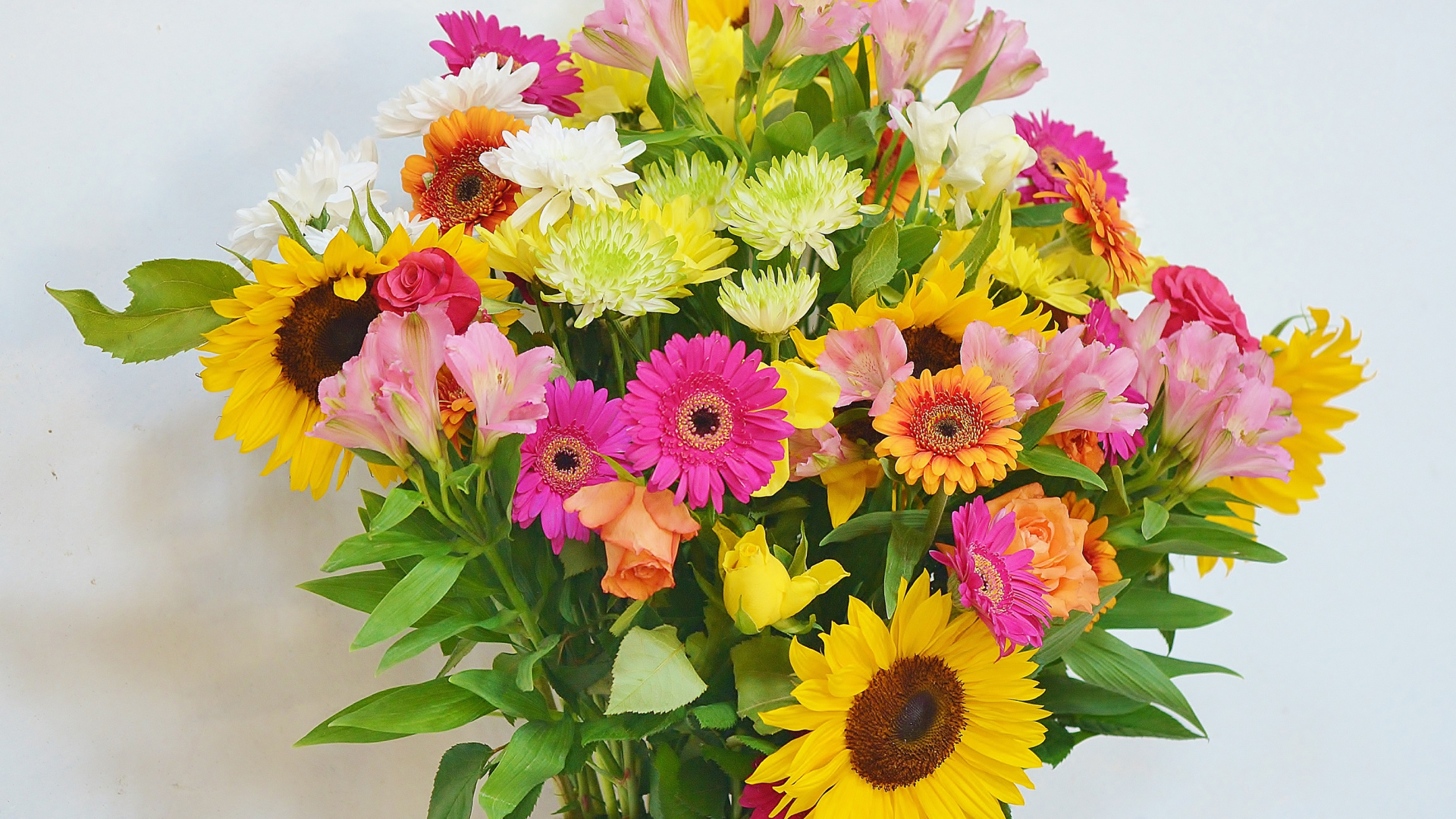 Красивый букет с цветами альстромерии, герберы, хризантемы и подсолнуха