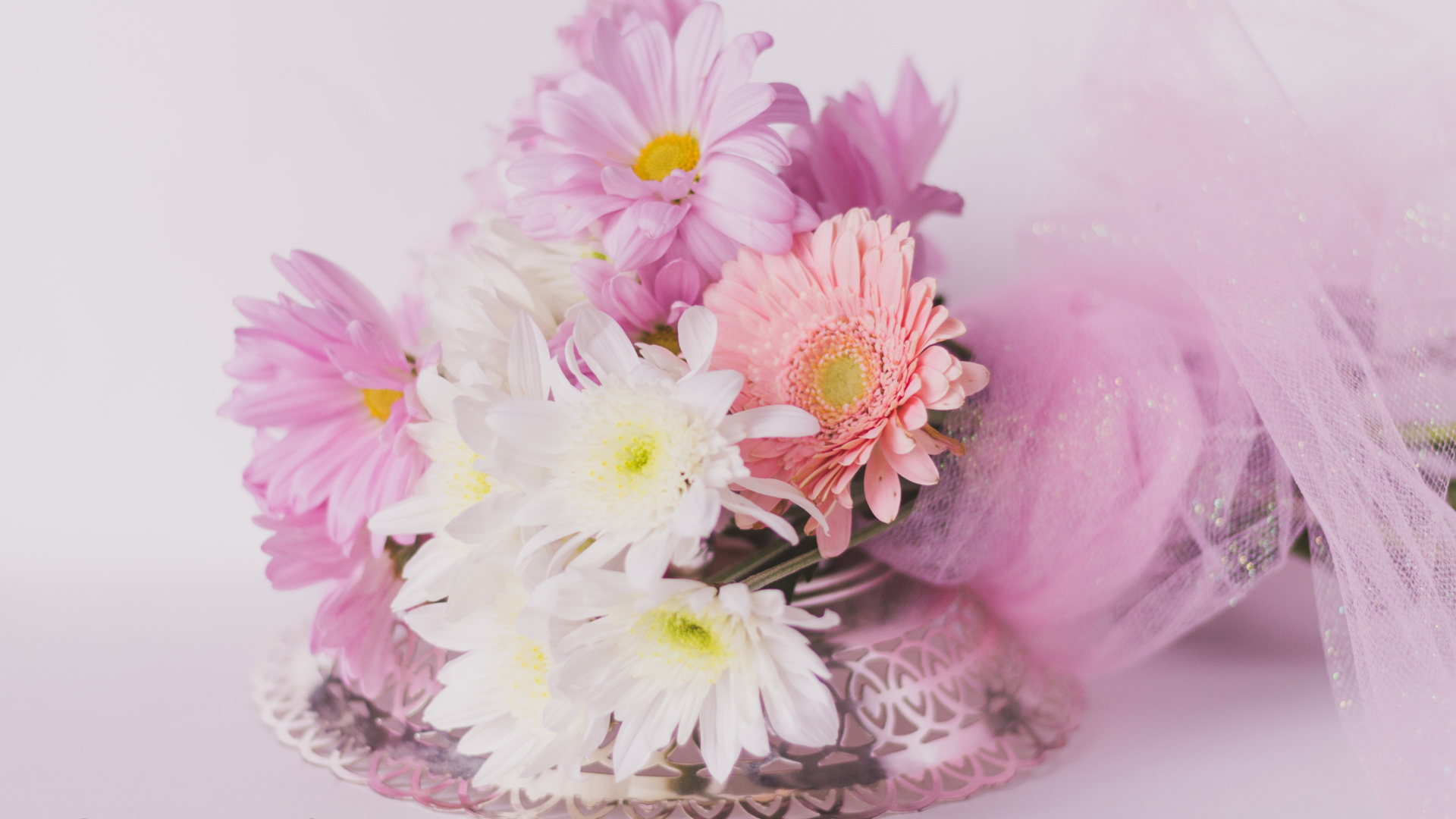 Красивый букет с цветами герберы и хризантемы