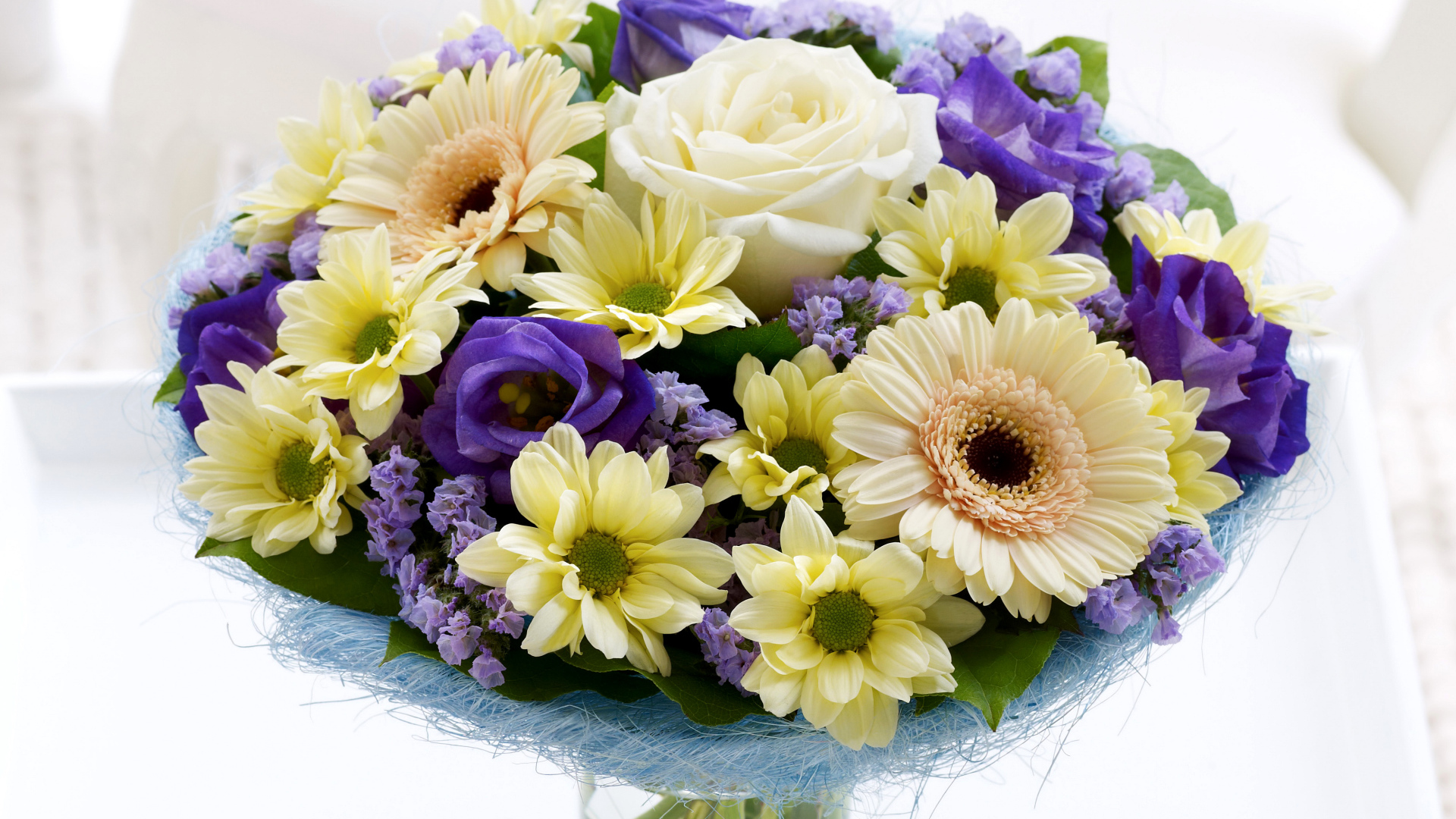 Красивый праздничный букет с цветами роз, хризантем и эустомы