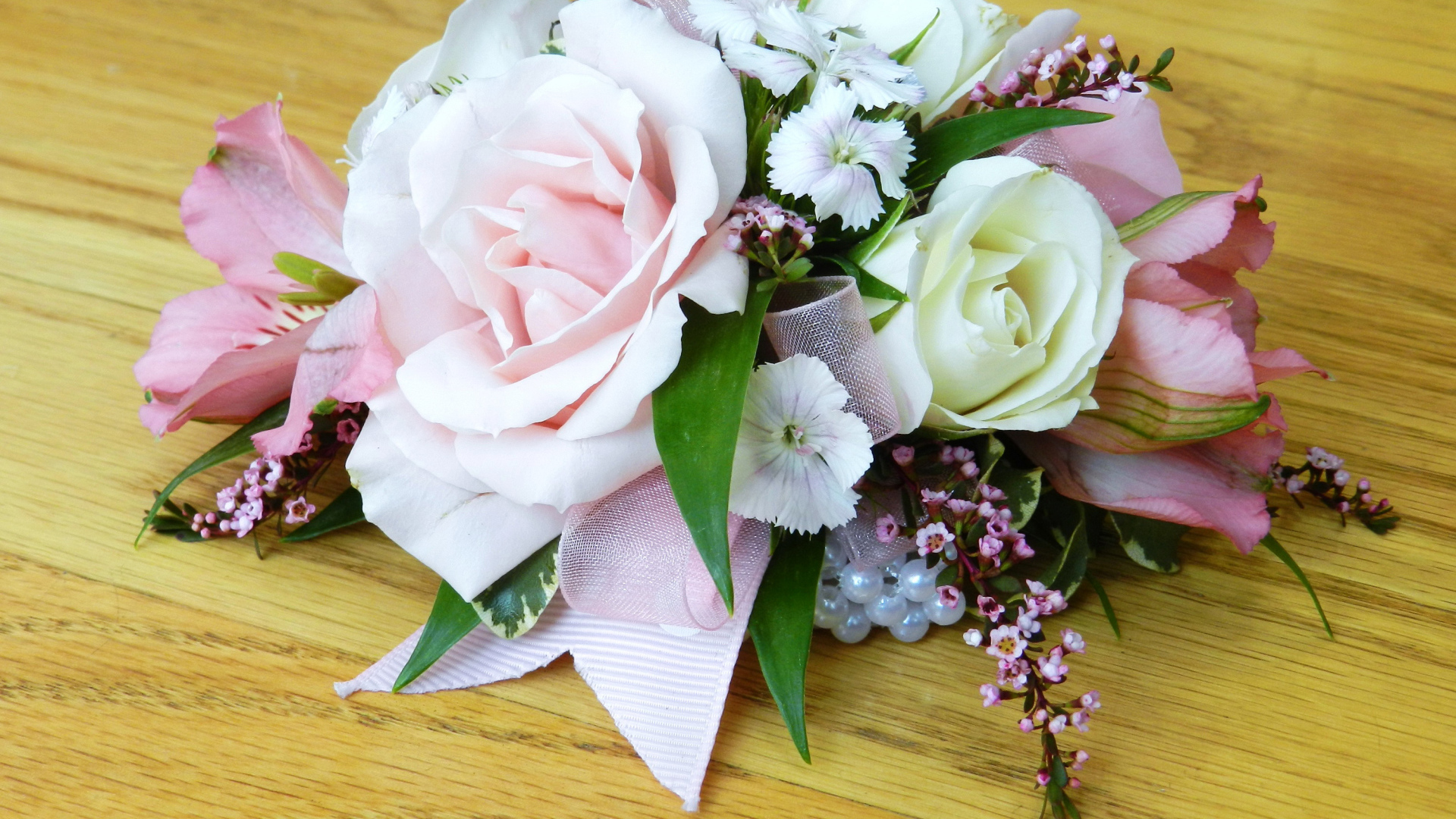 Красивые цветы на деревянном столе