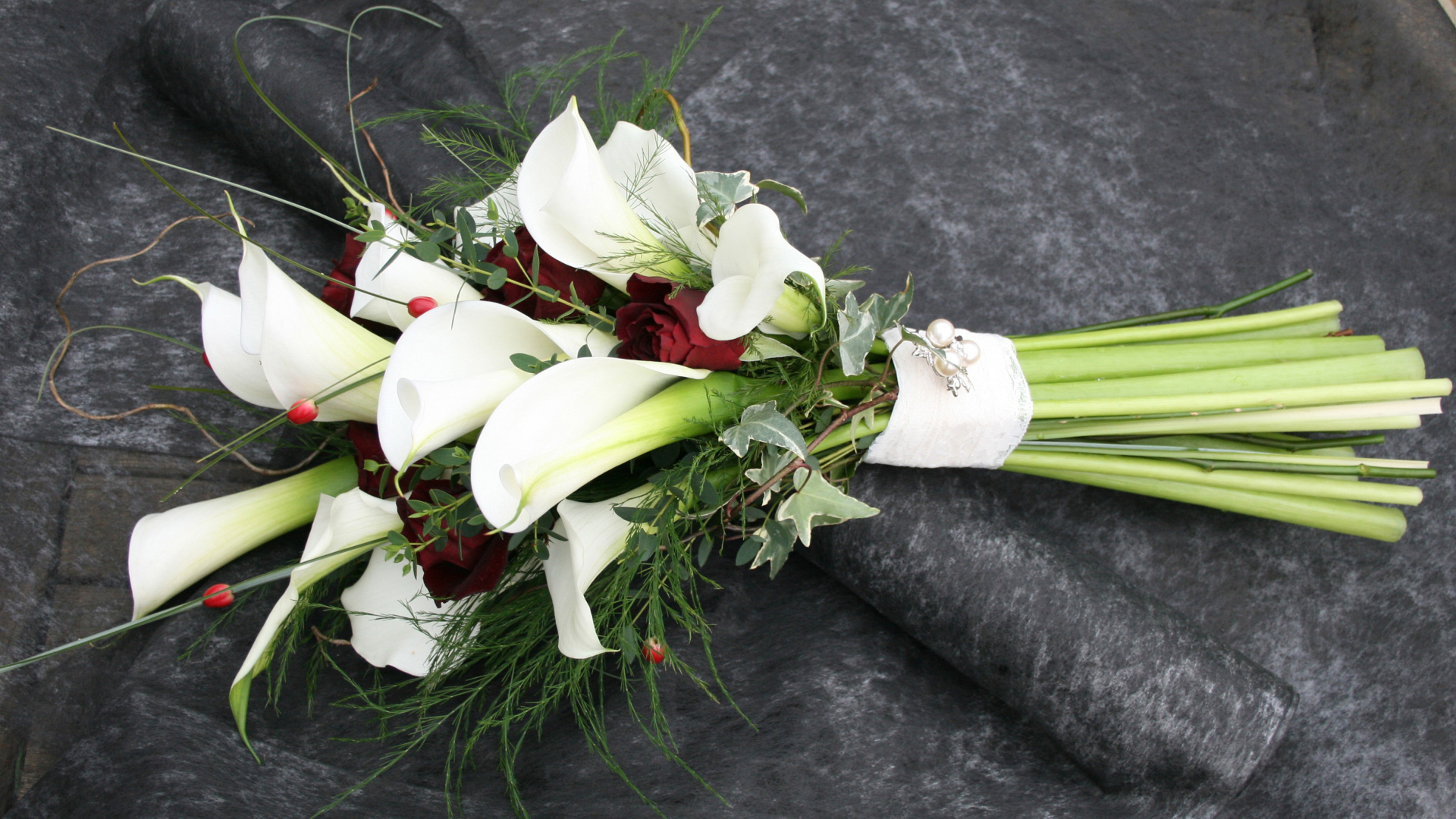 Красивый свадебный букет с цветами каллы и розы 