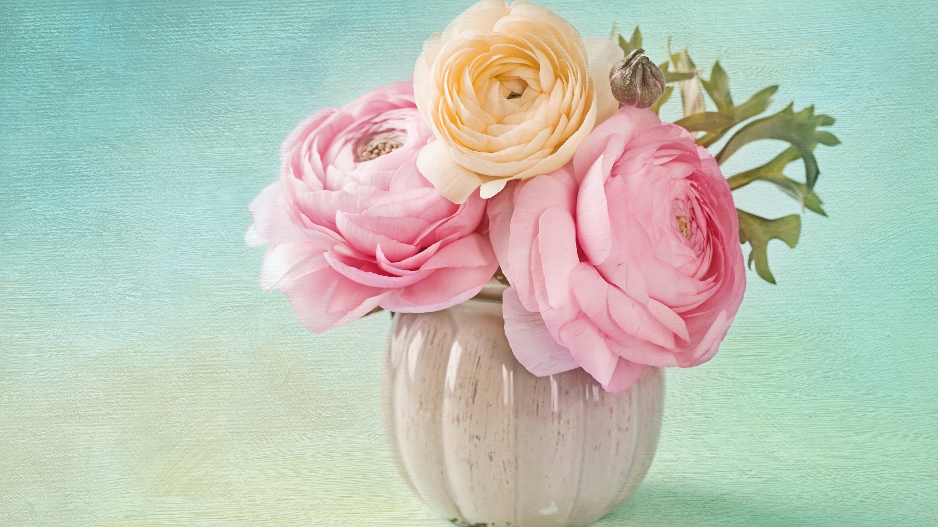 Букет букет лютиков в вазе на голубом фоне