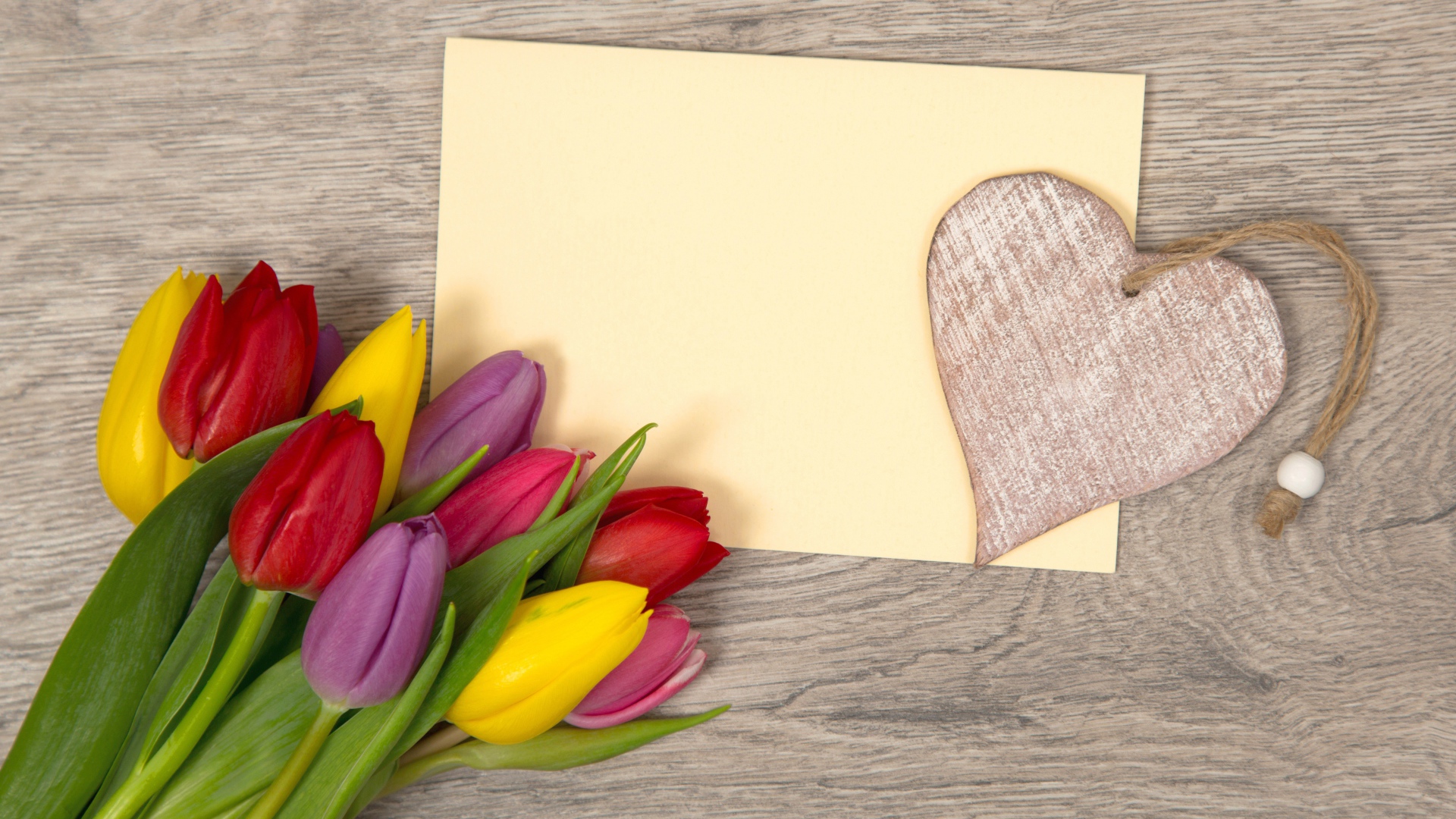 Букет разноцветных тюльпанов на с листом бумаги, шаблон для открытки