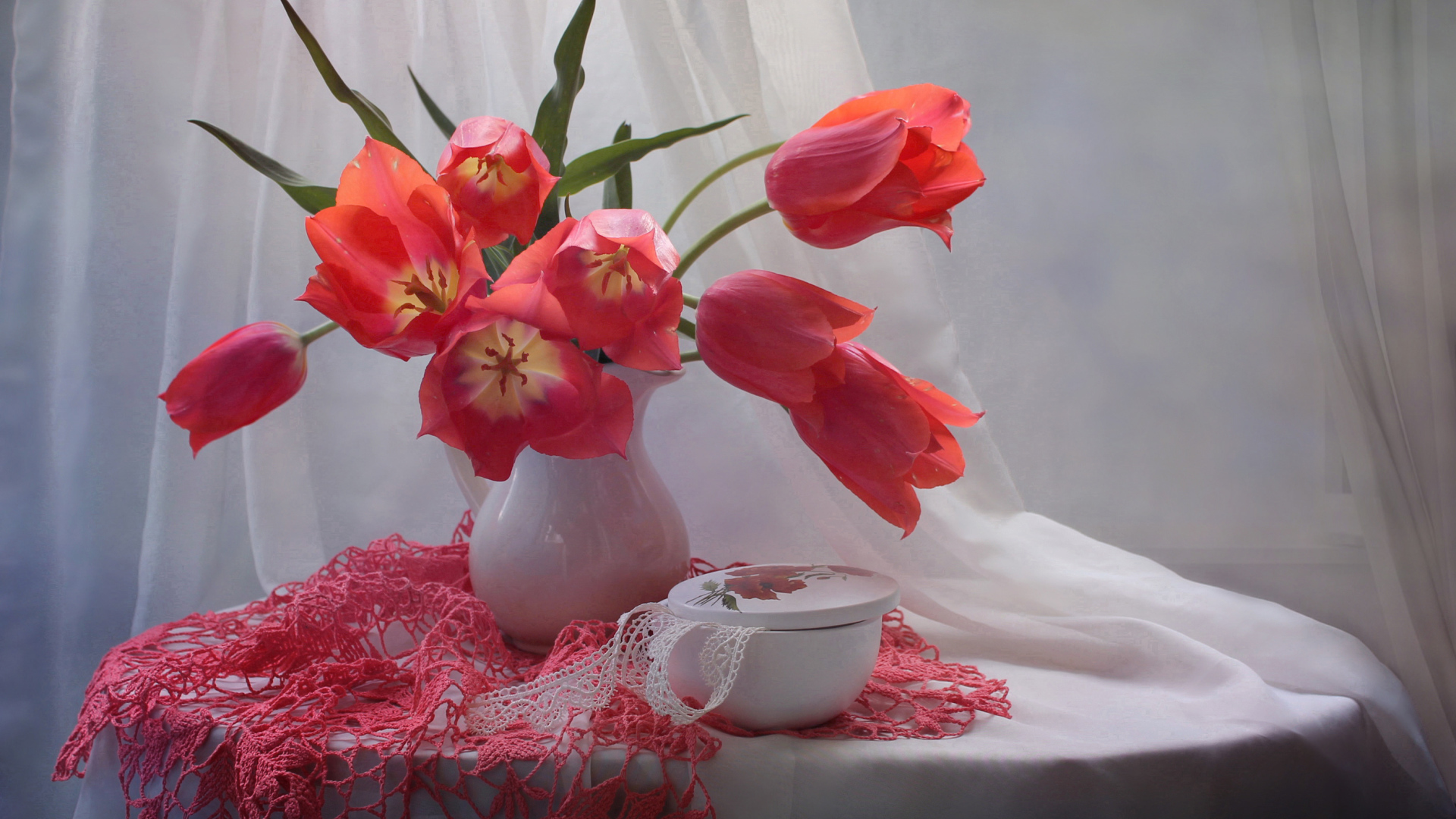 Букет розовых тюльпанов на столе со шкатулкой