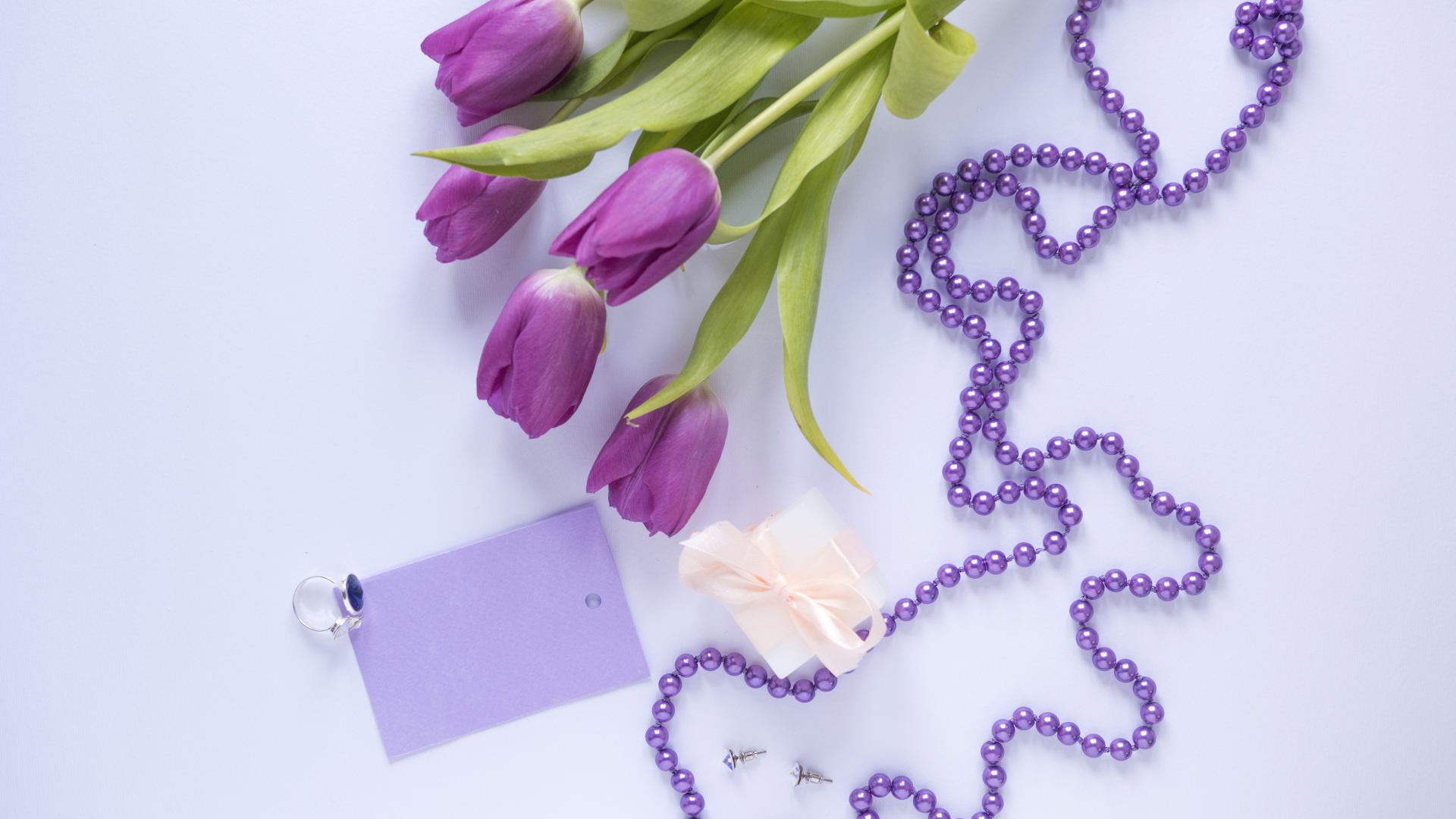Букет фиолетовых тюльпанов с бусами