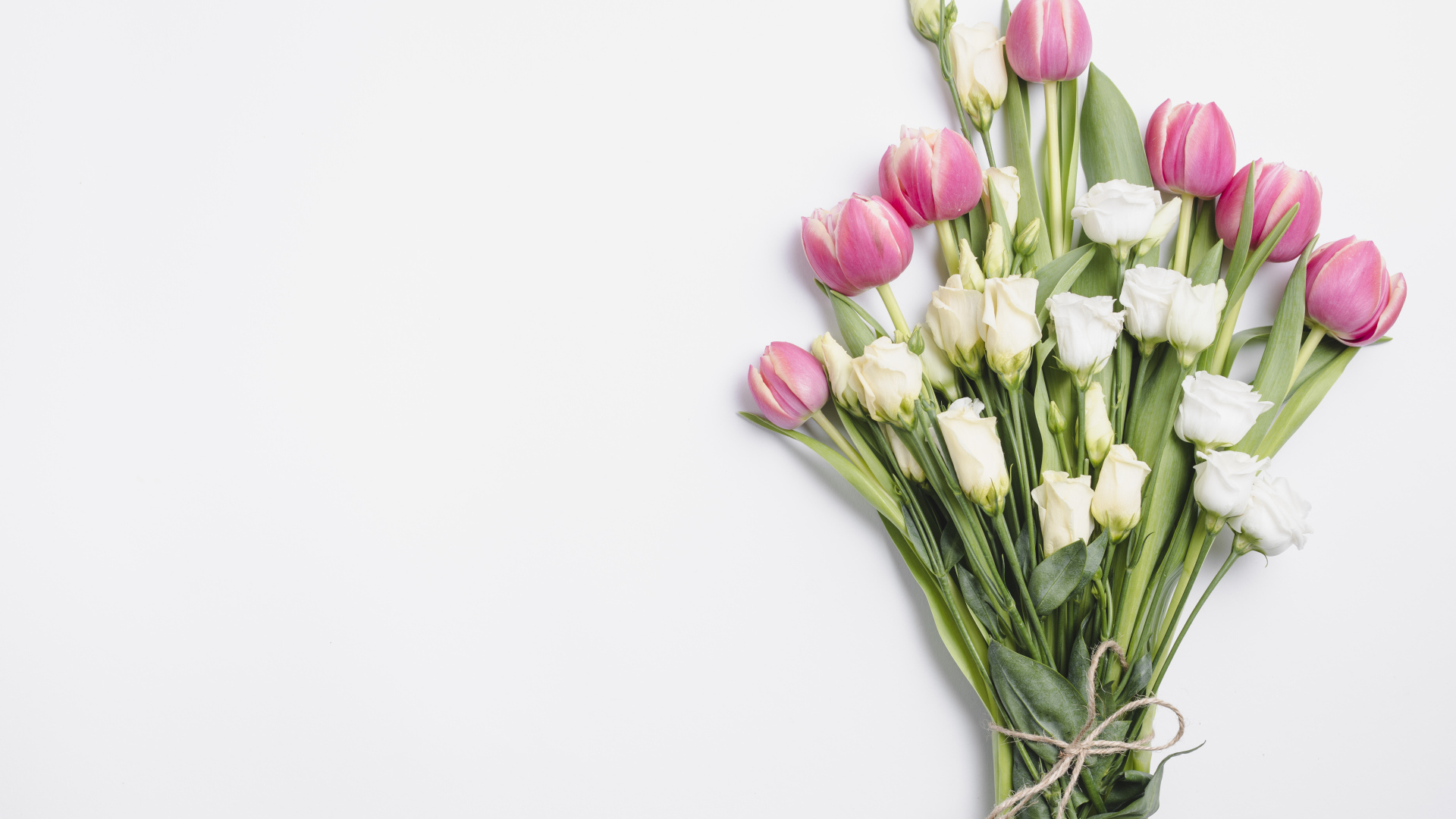 Букет тюльпанов и цветов эустомы на сером фоне, шаблон