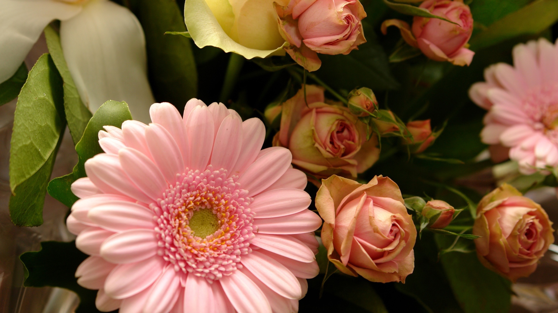 Букет с розовыми герберами и розовыми розами