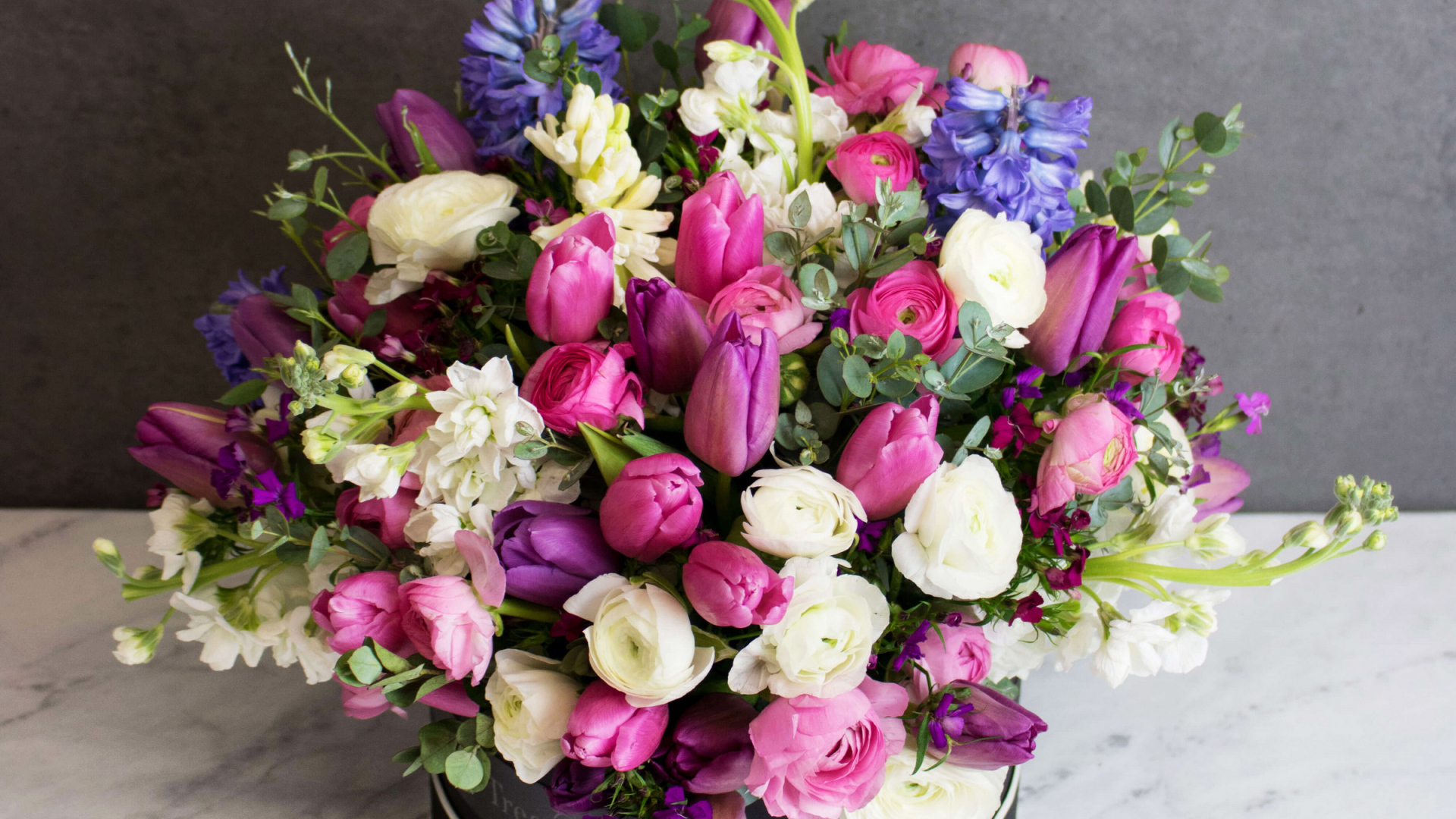 Букет с цветами розы, тюльпанов, маттиолы, и гиацинта 