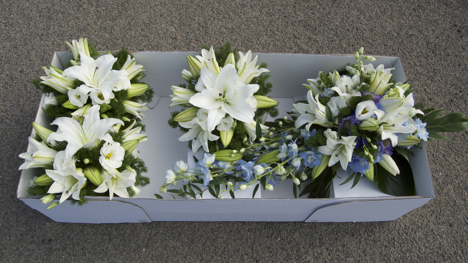 Букеты с белыми цветами лилии и эустомы