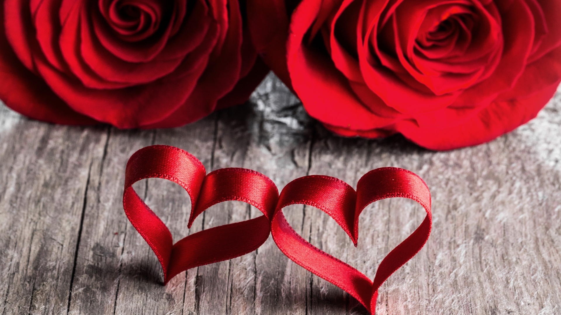 Две красные розы с красными сердцами из ленты