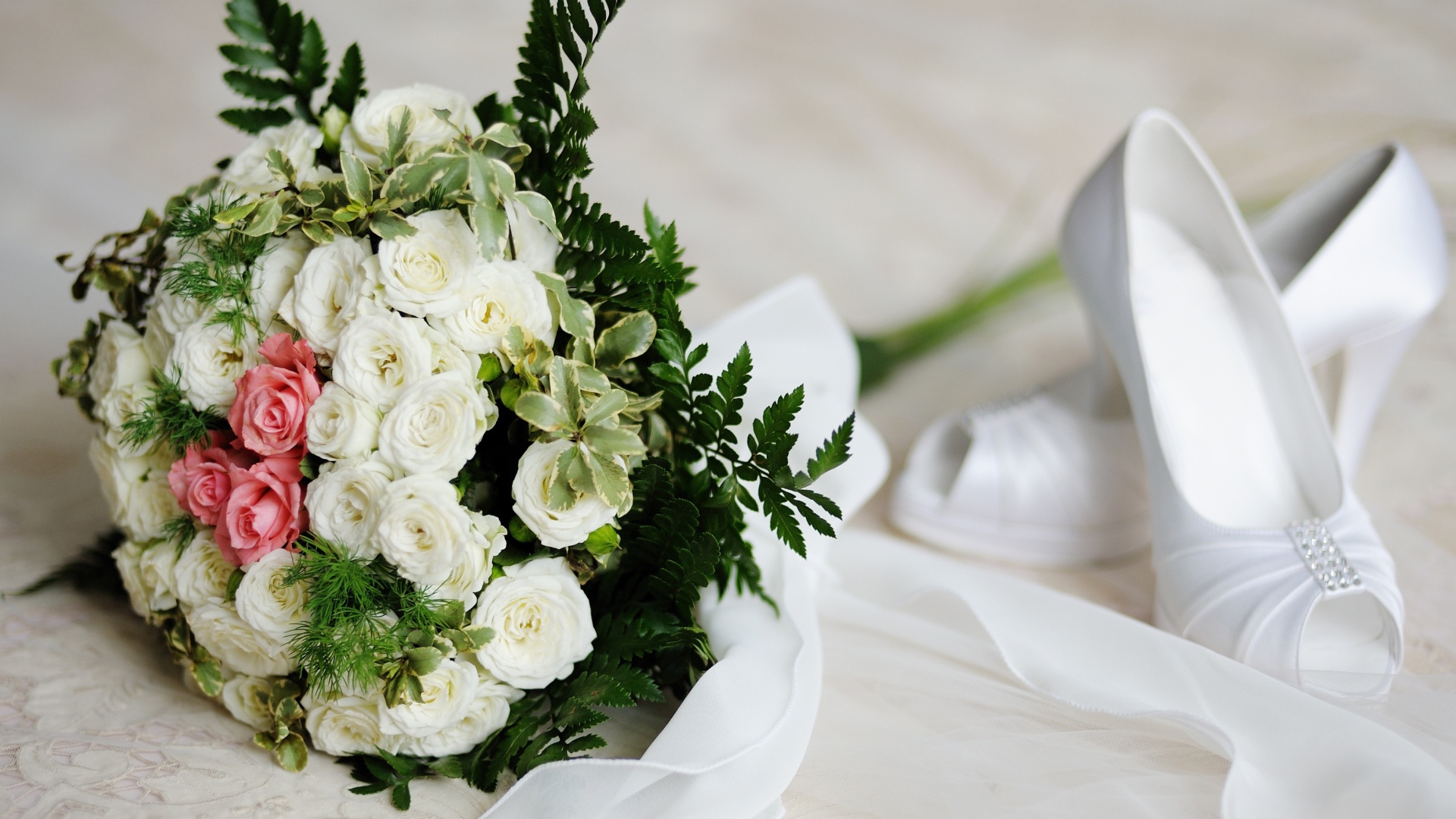 Свадебный букет роз с белыми туфлями