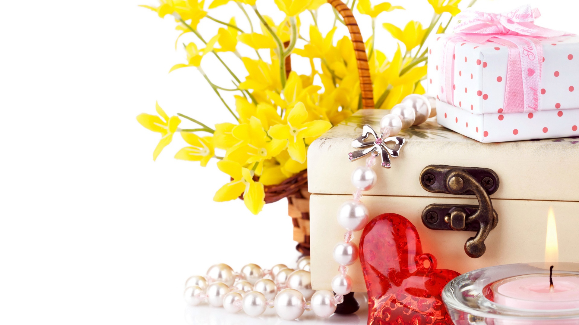 Желтые цветы с подарками на белом фоне