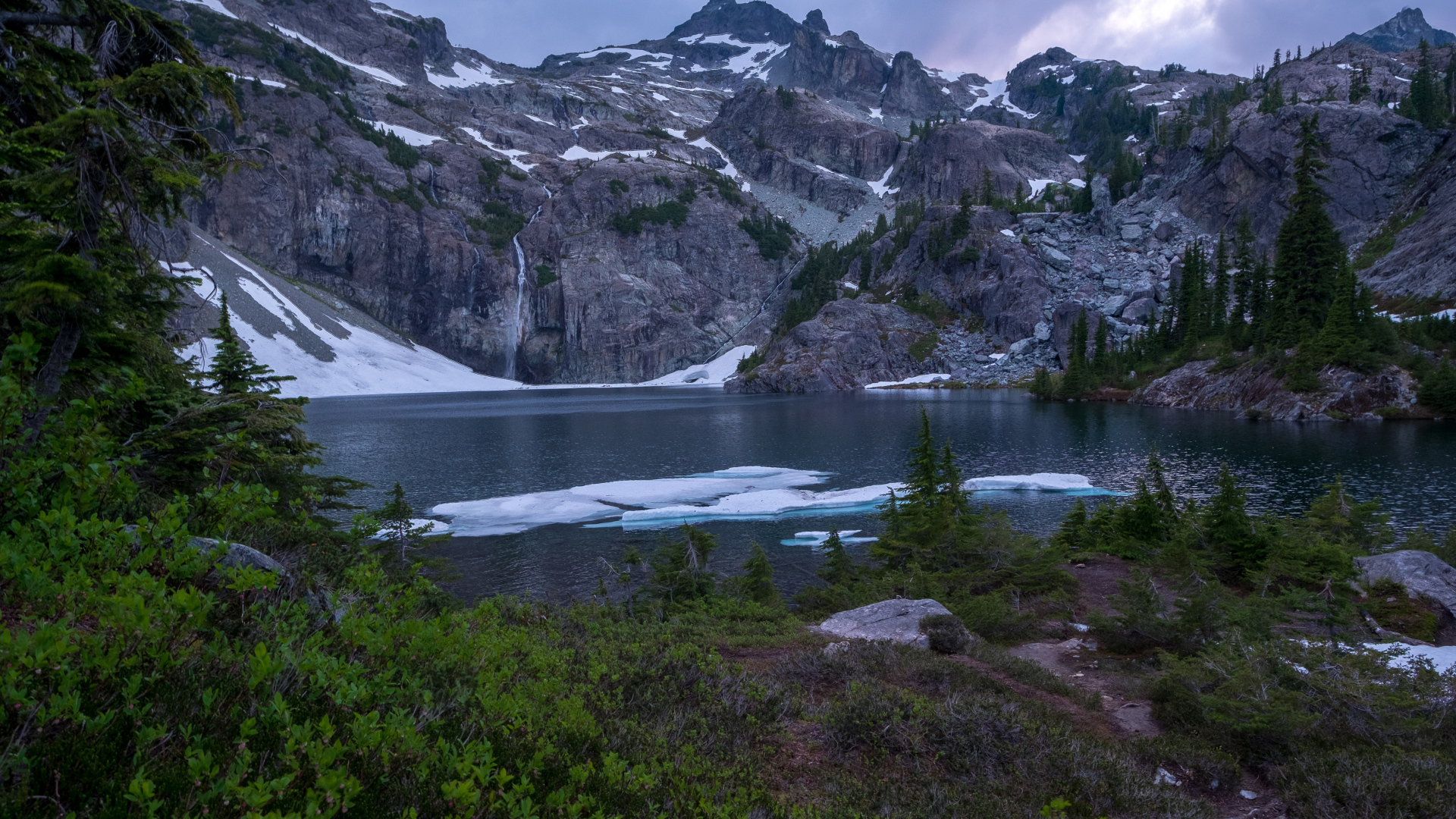 Озеро на фоне гор в национальном парке Глейшер. Канада
