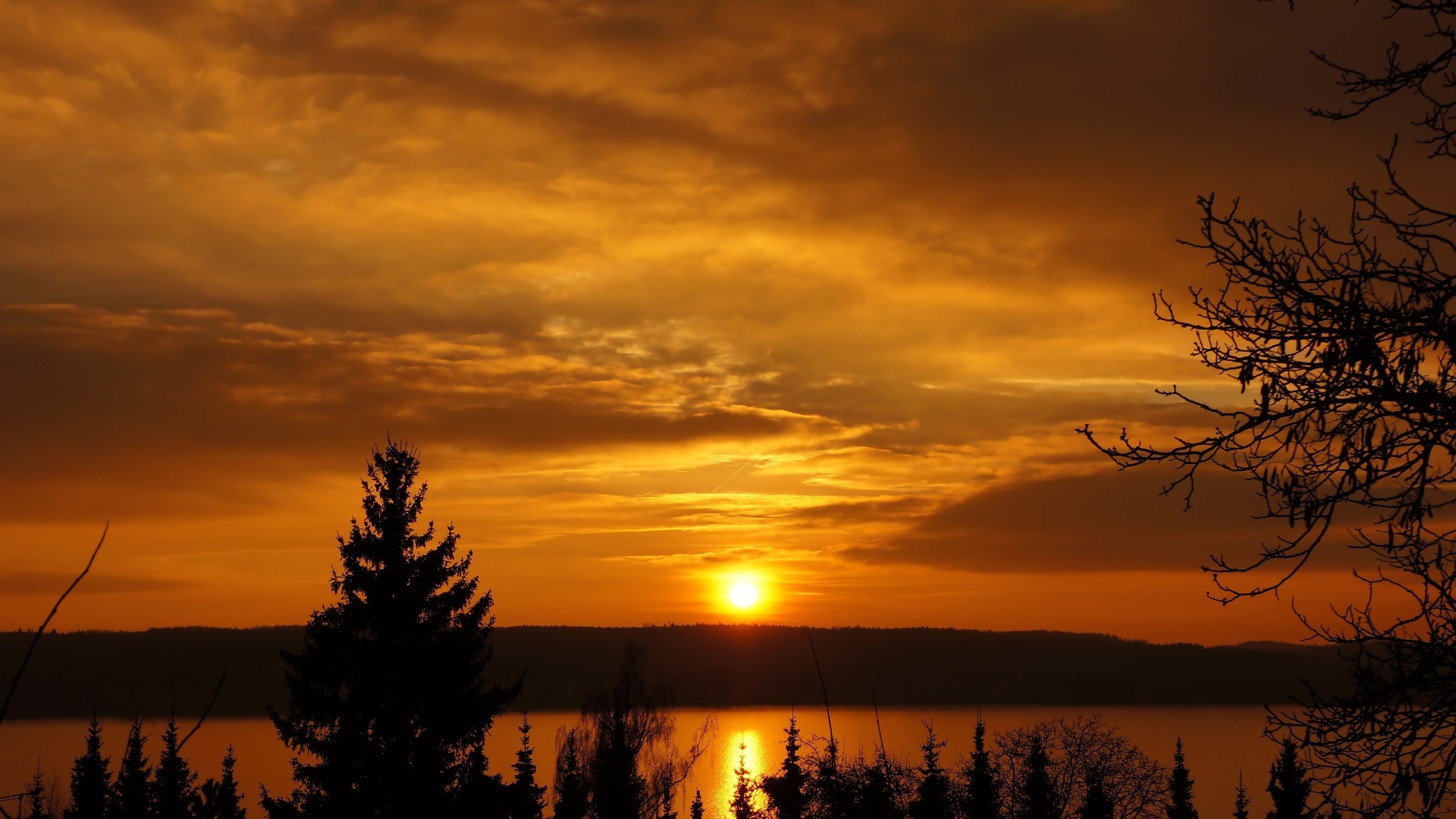 Закат солнца в небе над озером