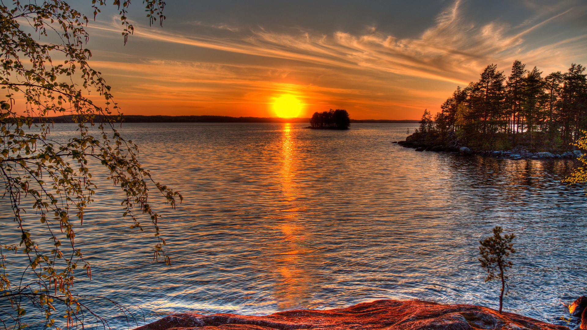 Закат солнца отражается в реке