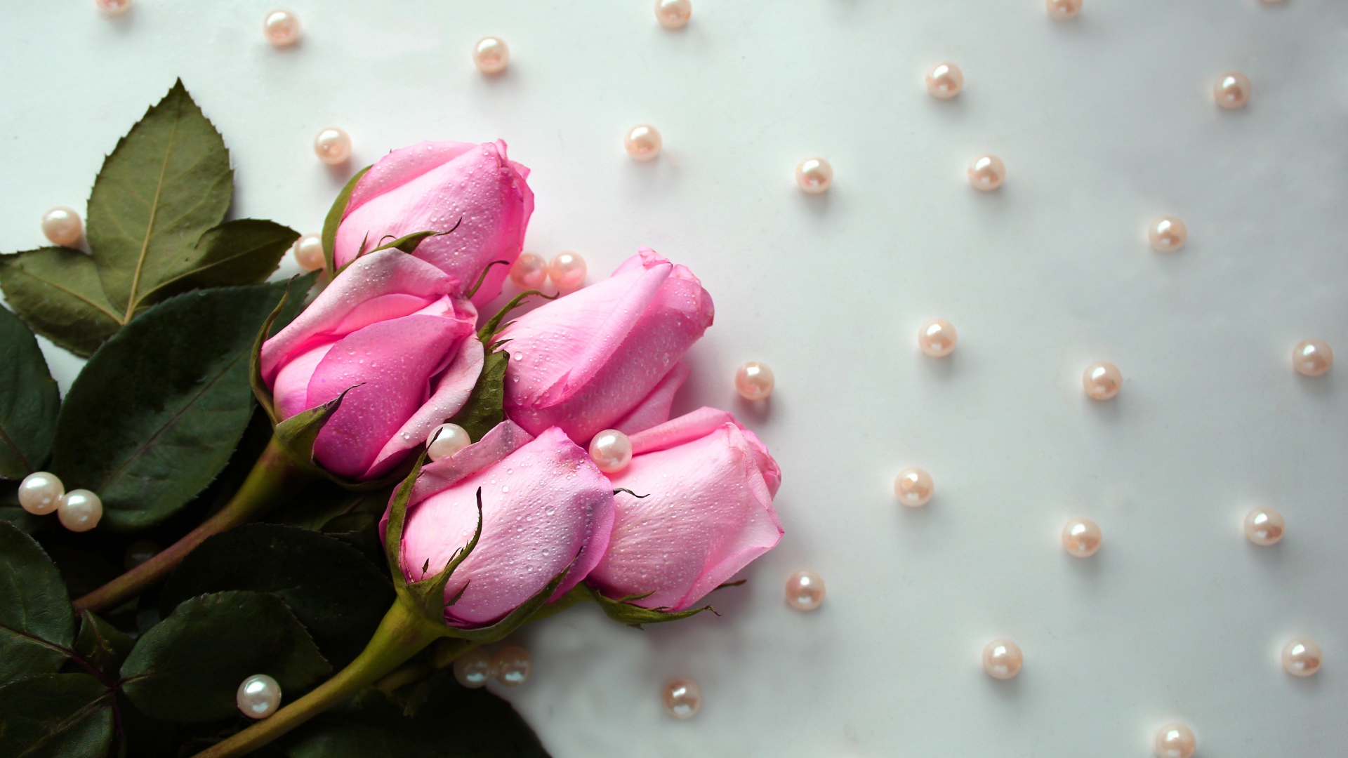 Букет розовых роз с бусинами