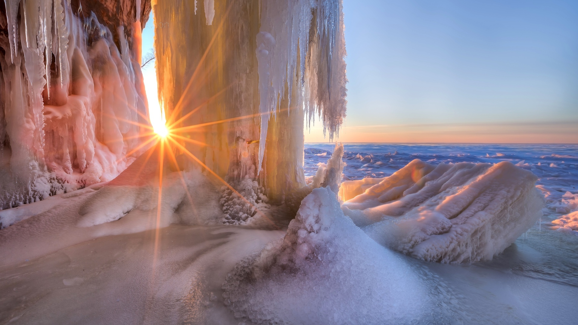 Заледеневший водопад с лучах яркого солнца