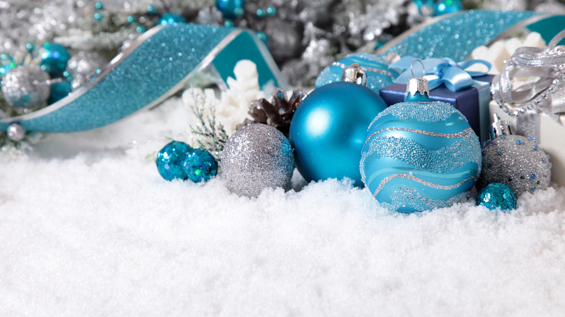 Красивые новогодние шарики на снегу на Новый год и Рождество 2019