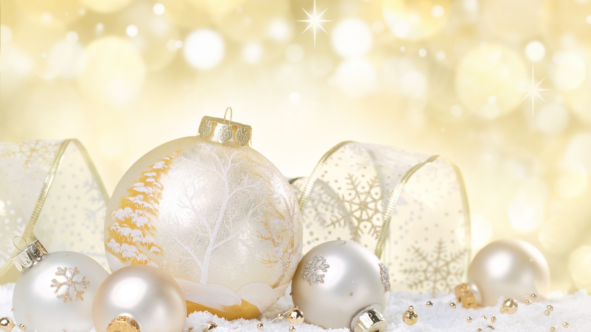 Красивые елочные шары с лентой на Новый год 2019 