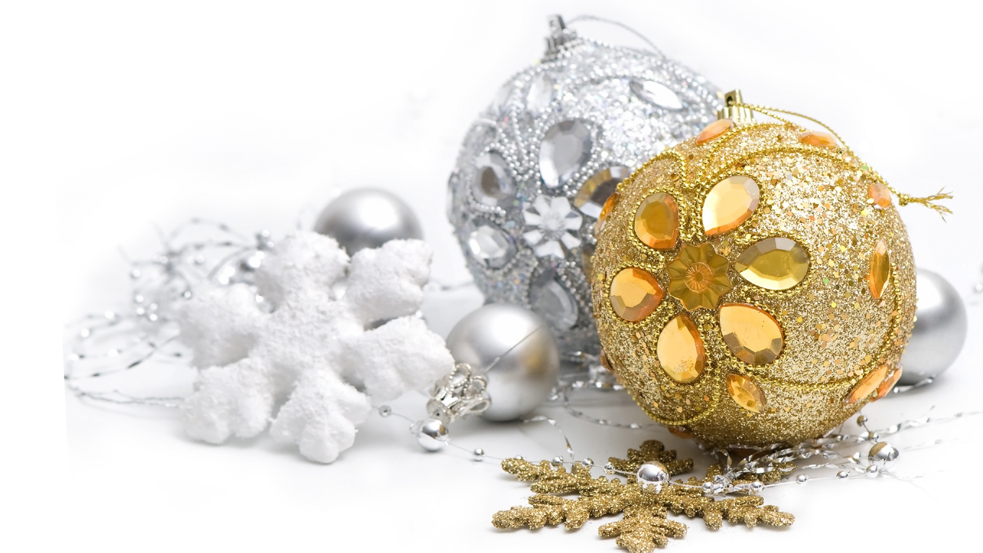 Красивые елочные шары со снежинками на белом фоне