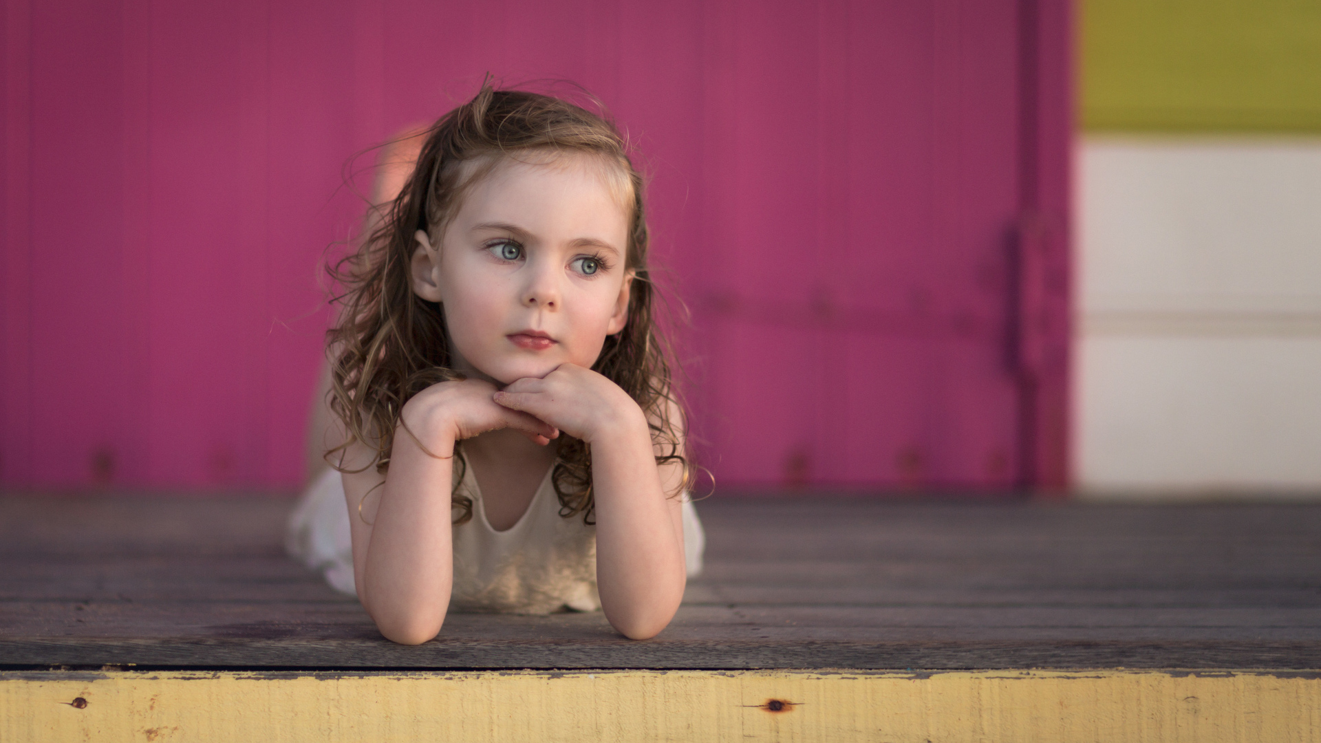 Милая маленькая девочка с красивыми глазами