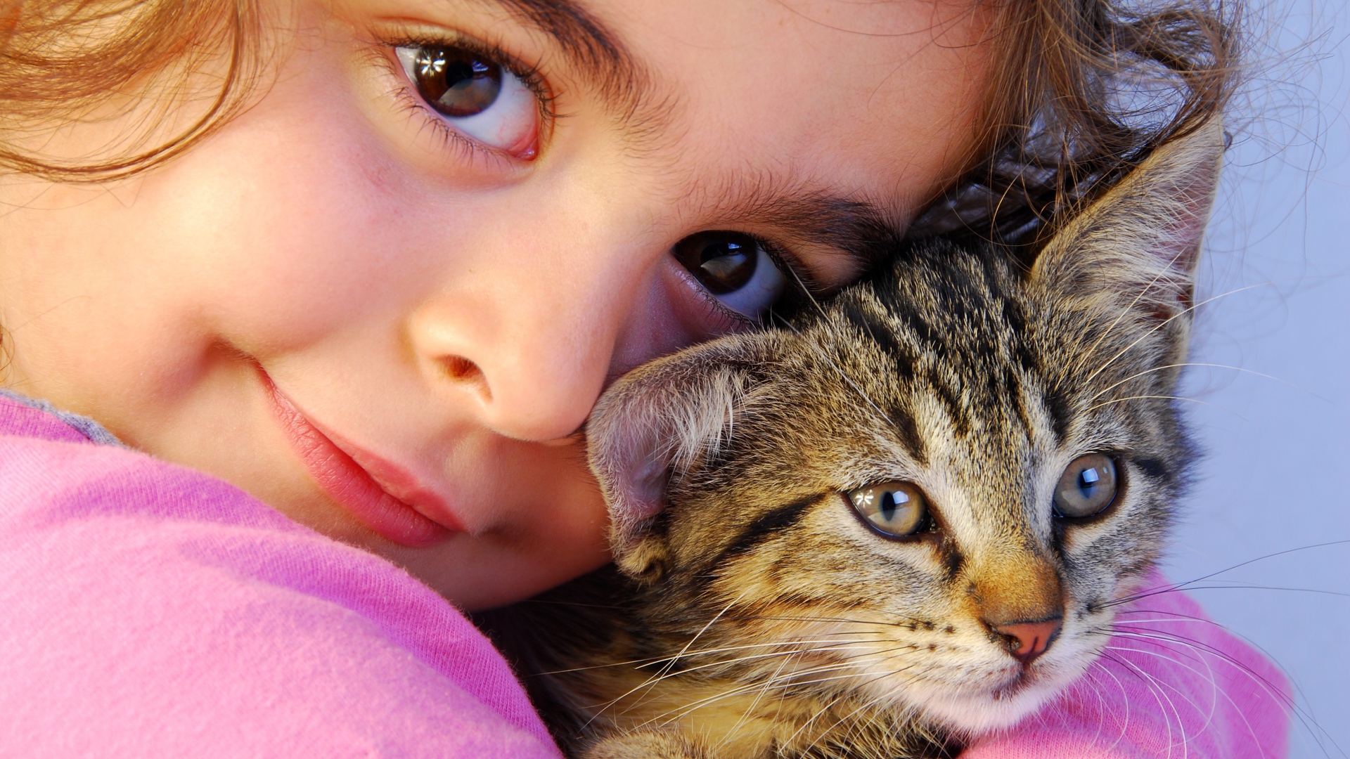 Маленькая кареглазая девочка с серым котом