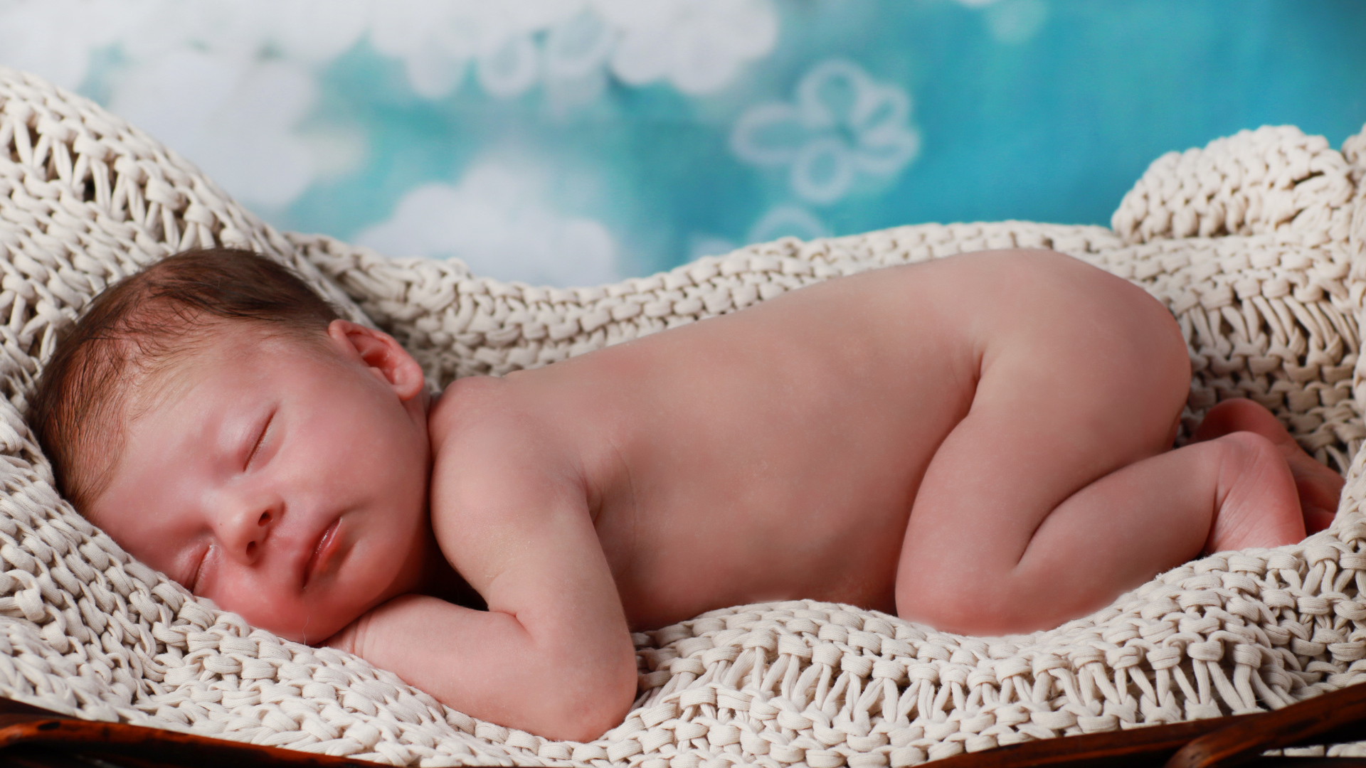 Маленький спящий грудной ребенок в колыбели