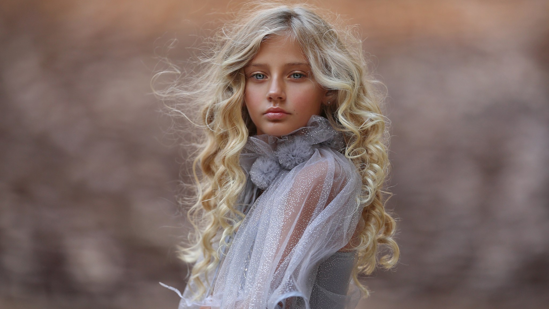 Красивая светловолосая девочка с голубыми глазами 