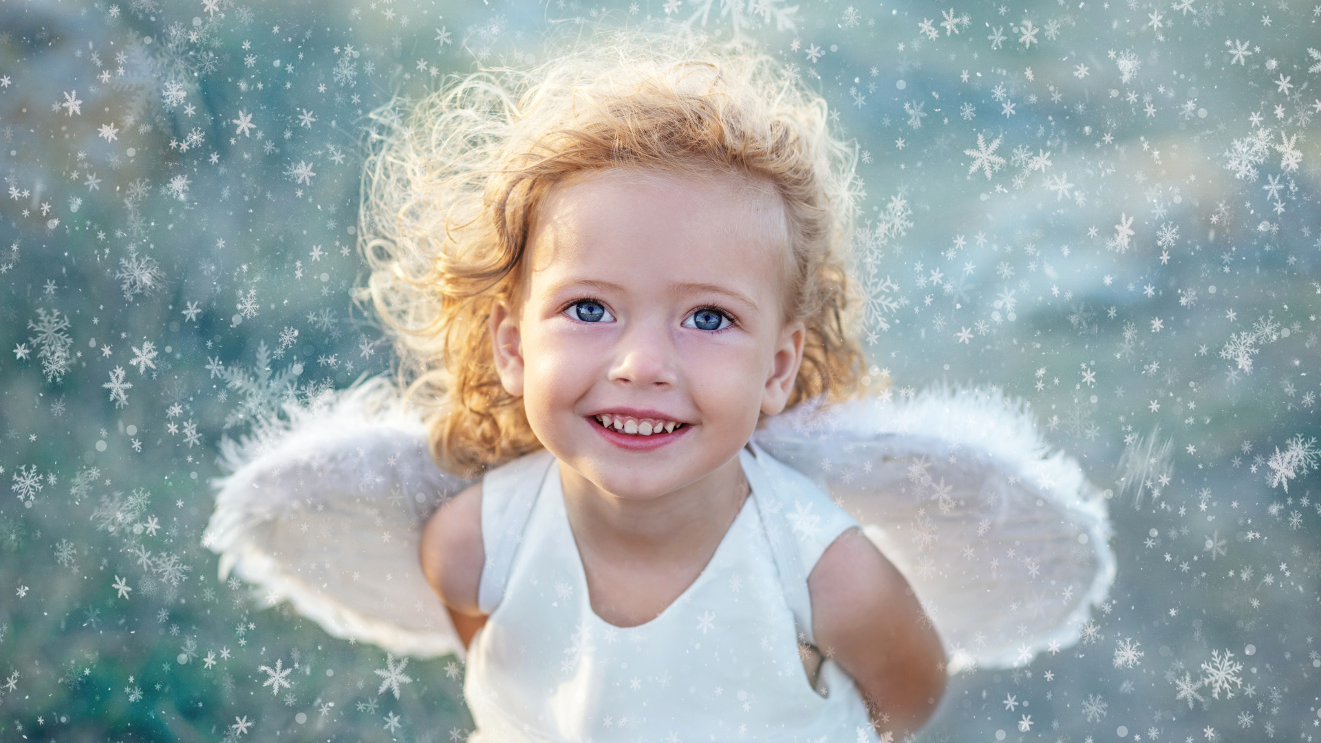 Красивая голубоглазая девочка с крыльями ангела