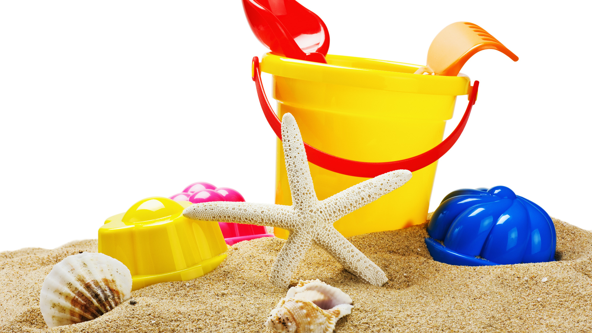 Детские игрушки с ракушками на песке
