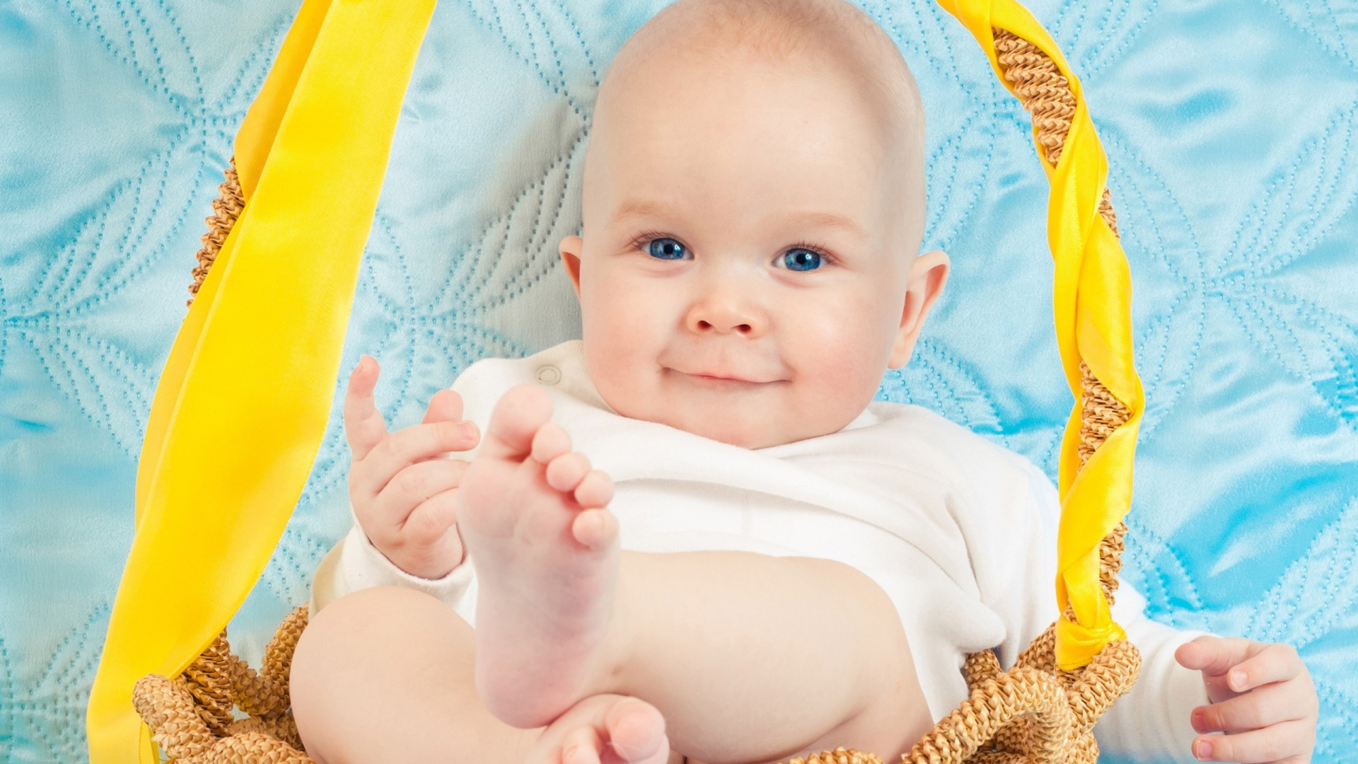 Милый голубоглазый младенец на кровати