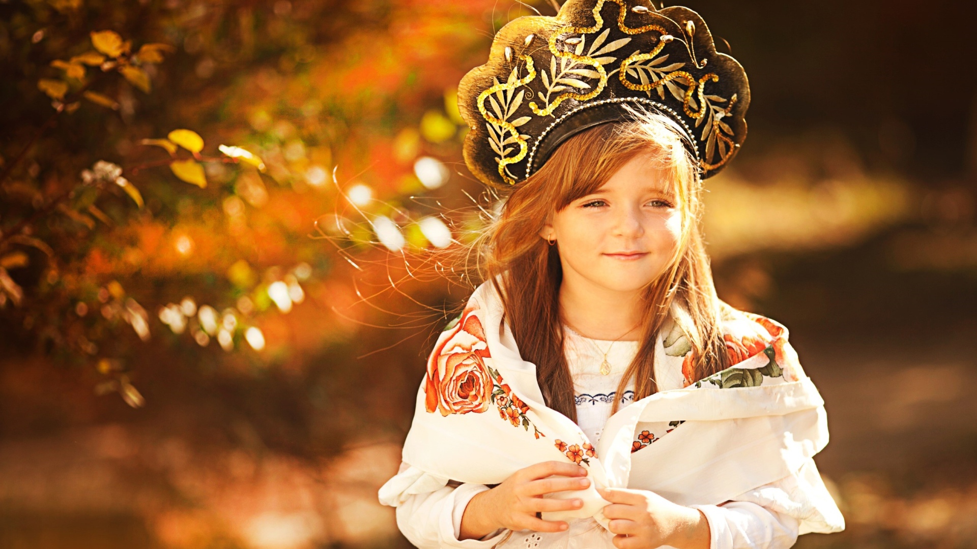 Маленькая красивая девочка в кокошнике 