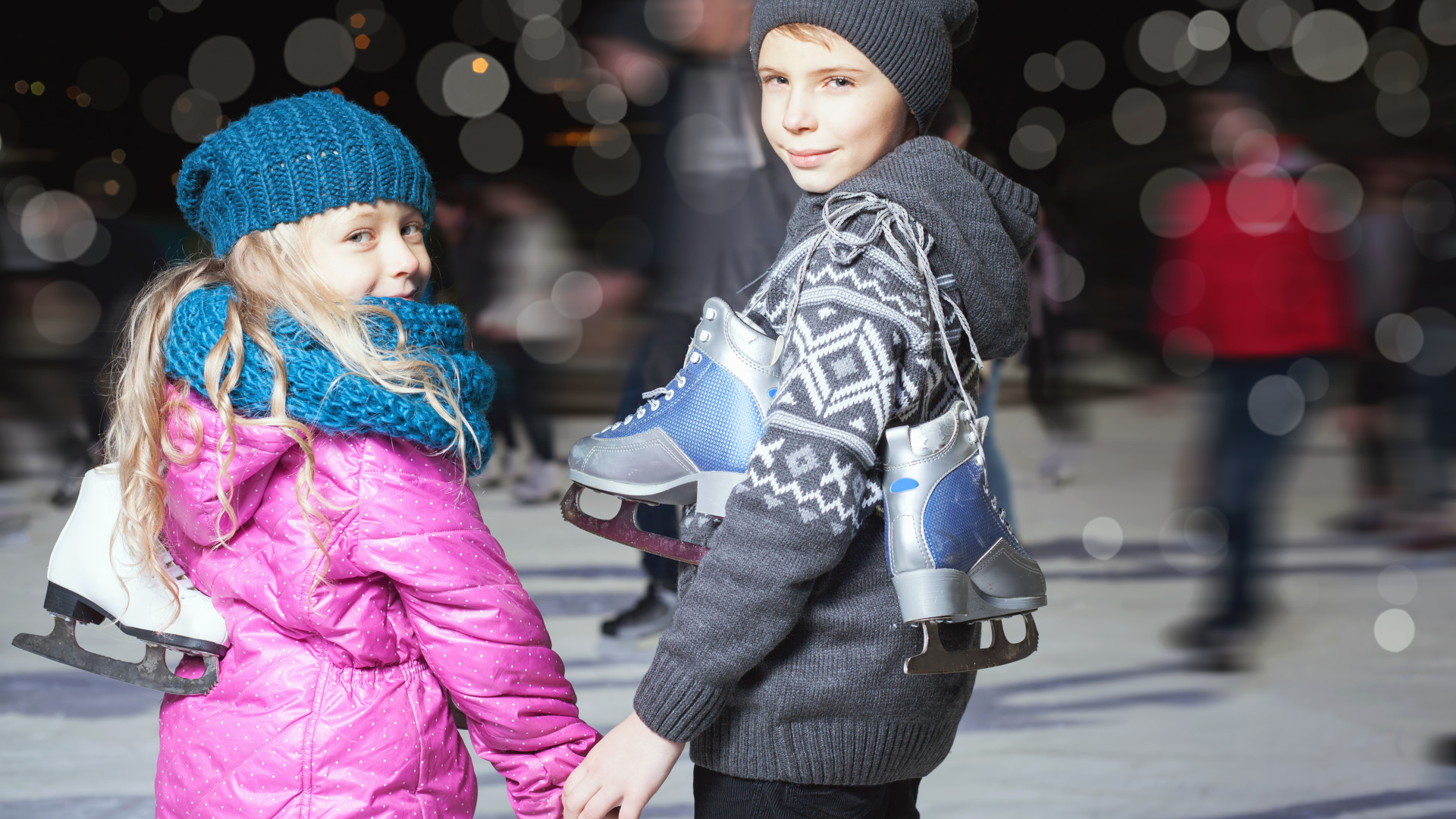 Маленькие мальчик и девочка на катке