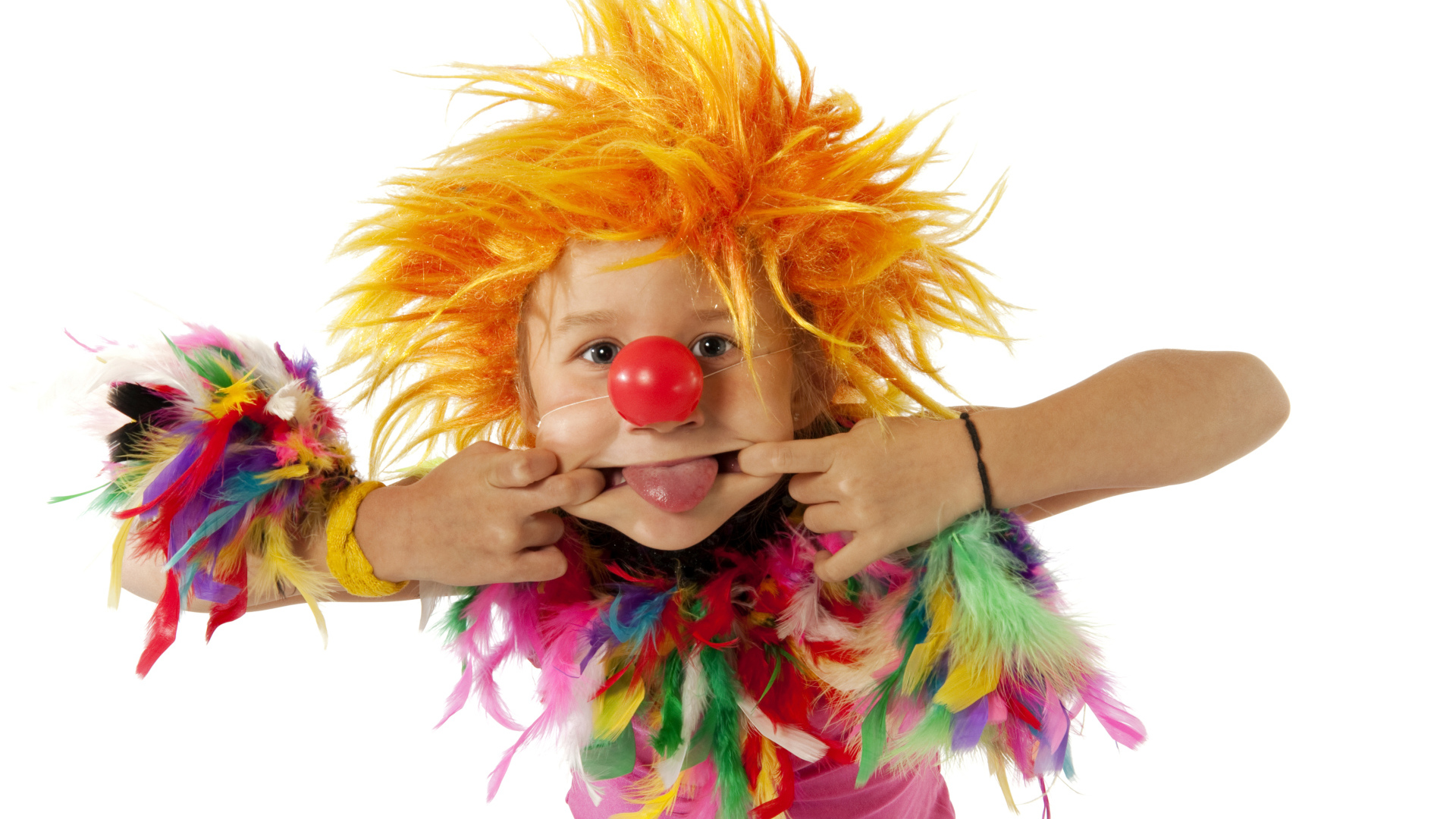 Маленький мальчик в костюме клоуна на белом фоне