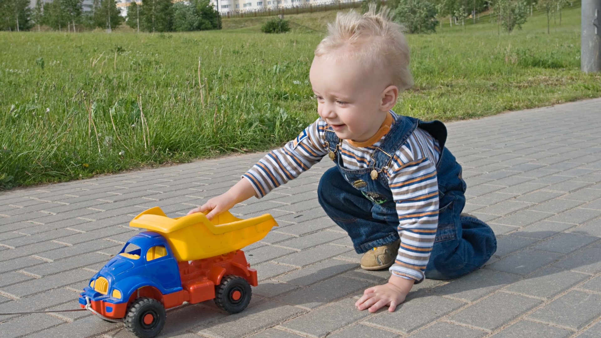Маленький мальчик играет с машинкой