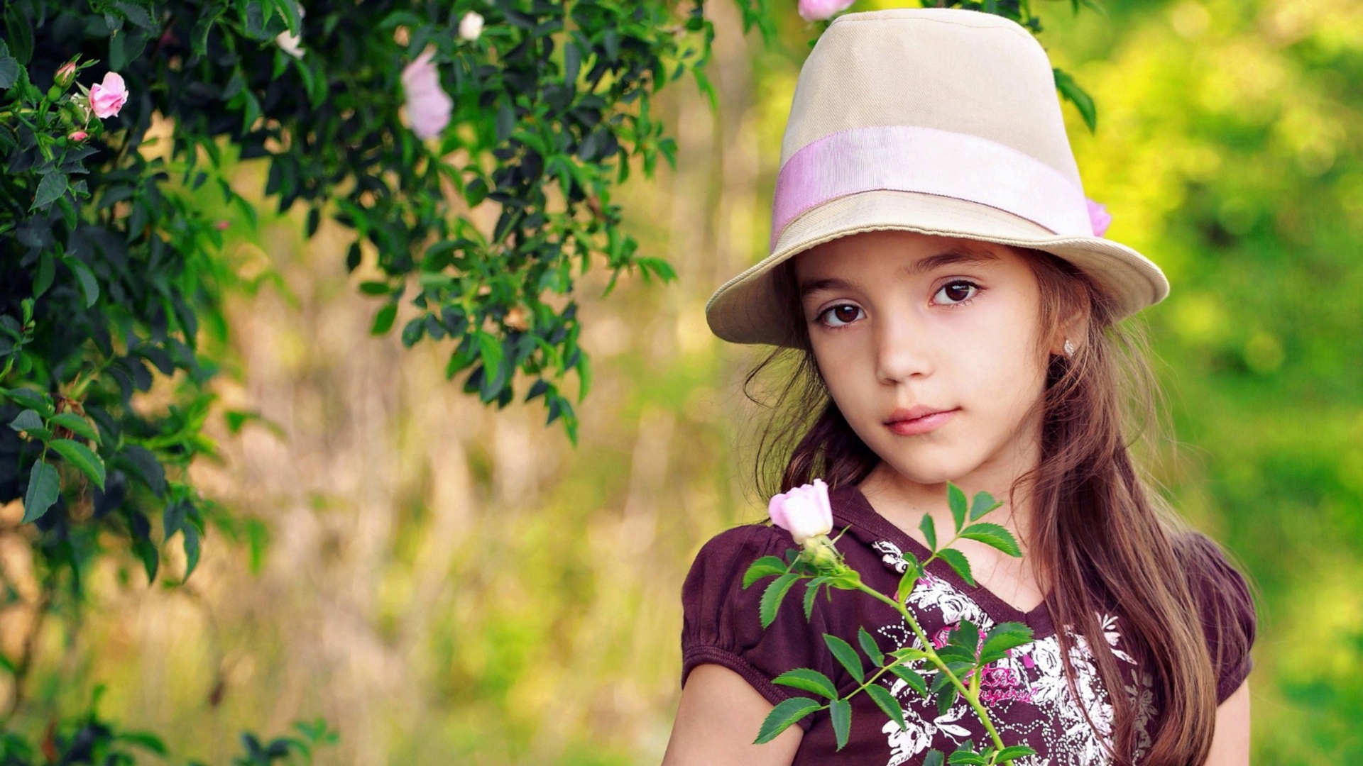 Маленькая кареглазая девочка в шляпе