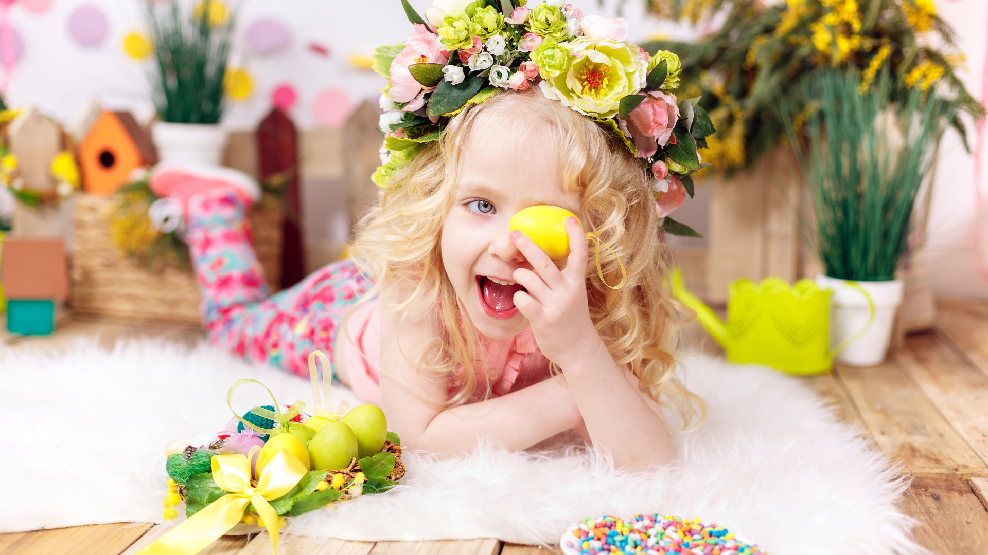 Маленькая веселая девочка с пасхальными яйцами