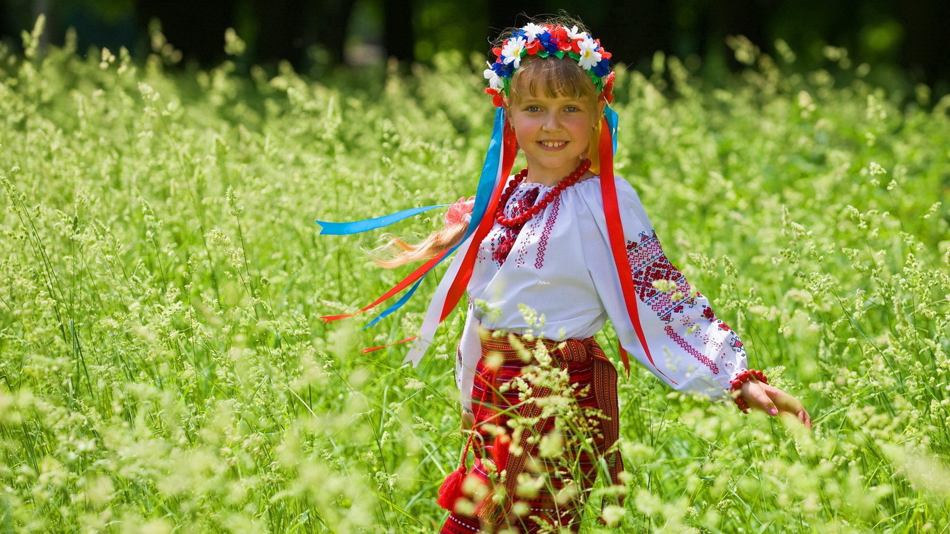 Маленькая девочка в костюме с венком на голове