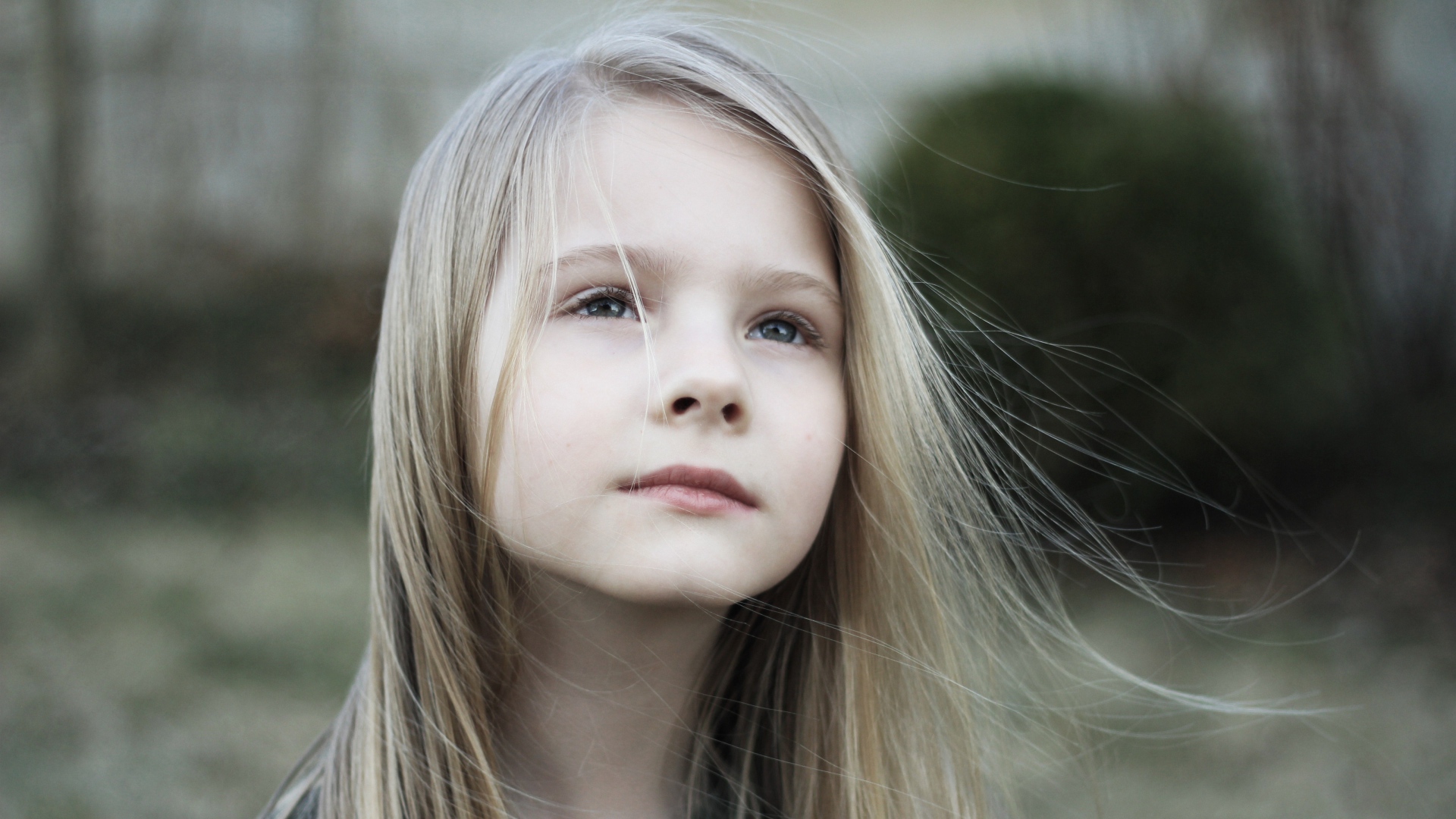 Маленькая девочка с распущенными волосами