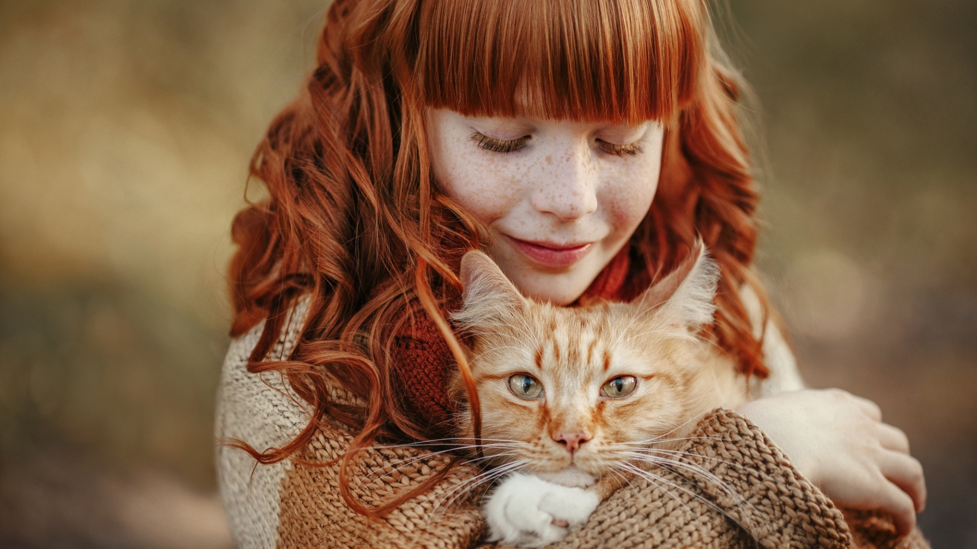 Маленькая рыжеволосая девочка с котом