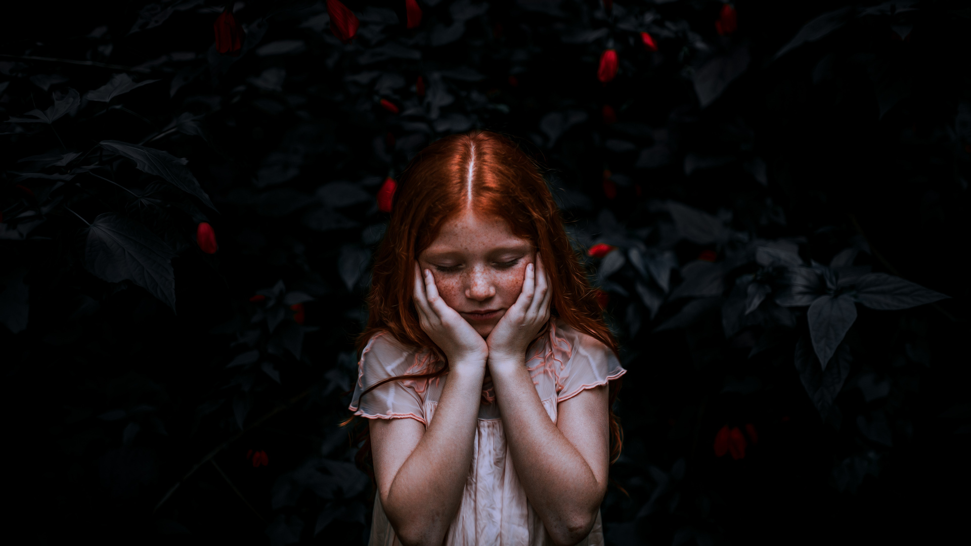 Маленькая рыжеволосая девочка с закрытыми глазами 