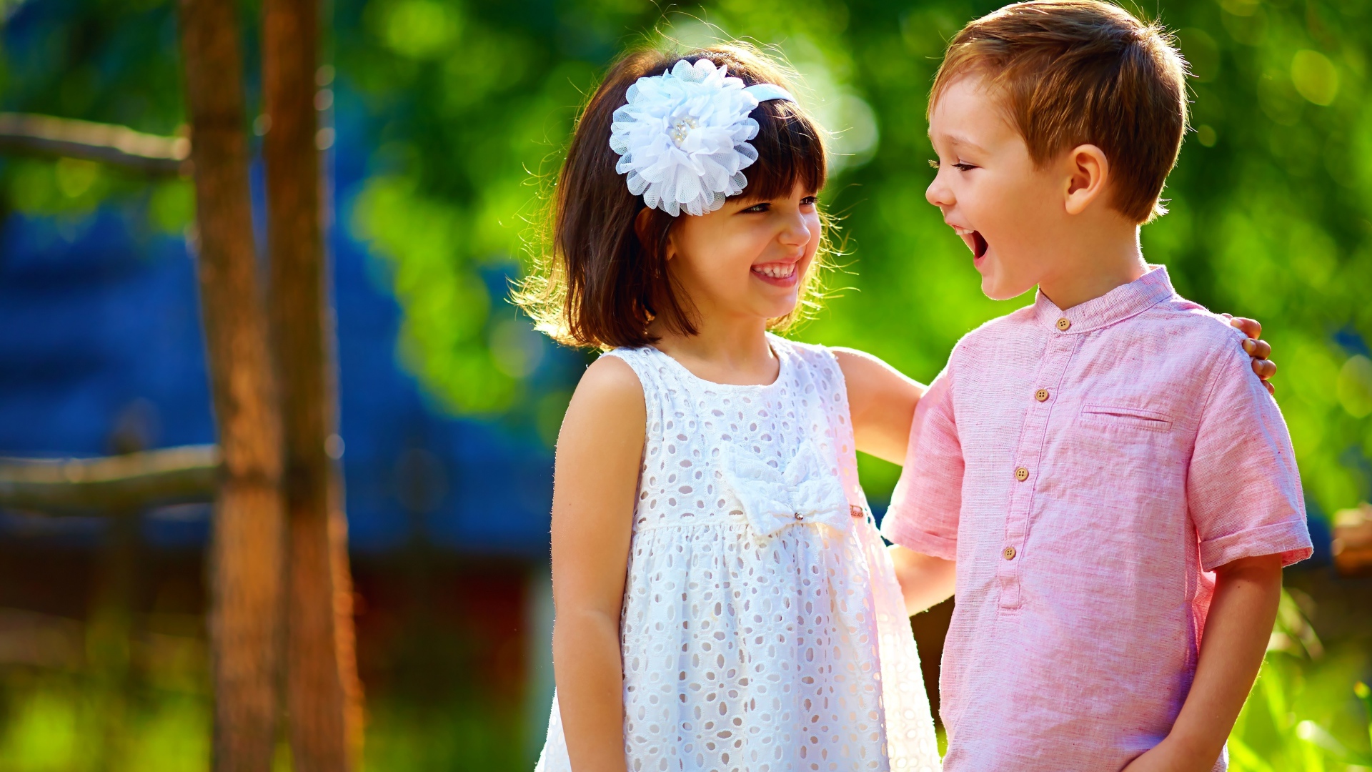 Маленькие улыбающиеся мальчик и девочка