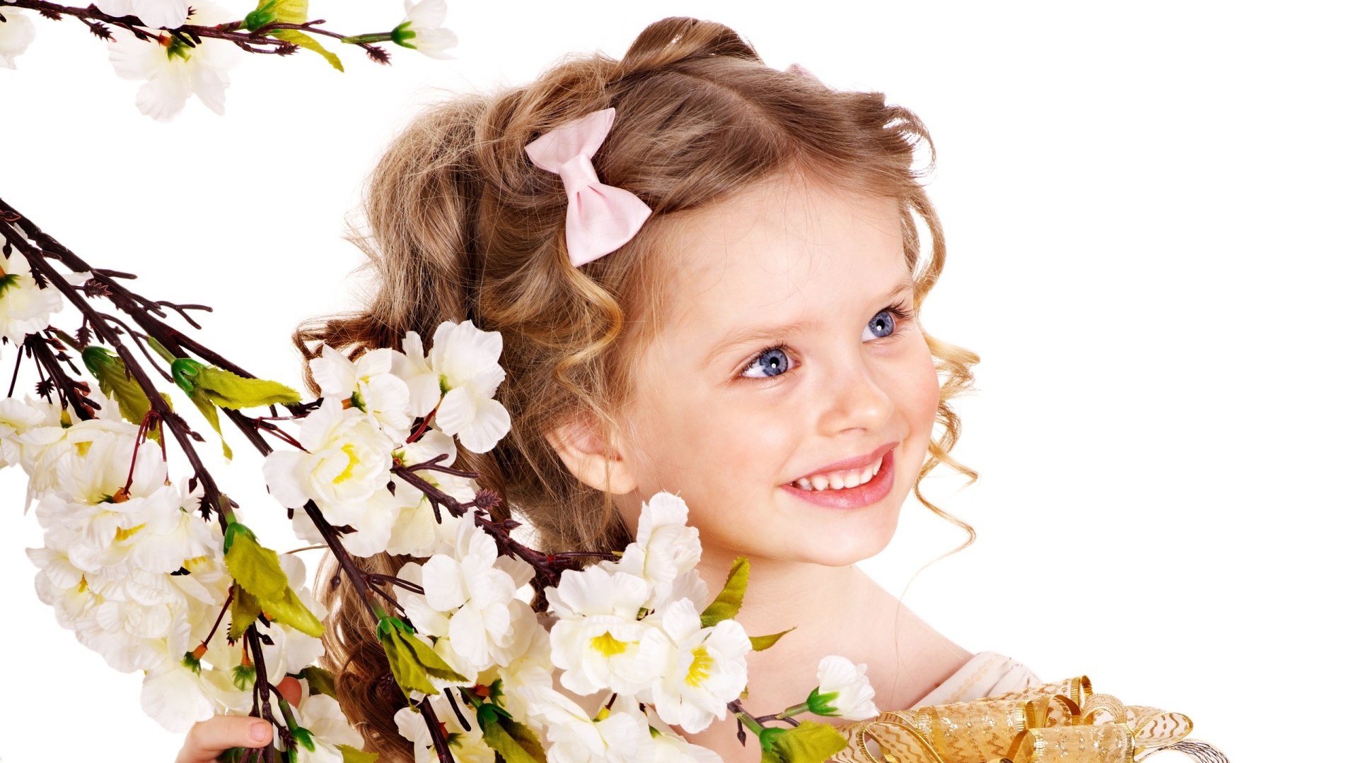 Маленькая улыбающаяся девочка с цветущей веткой