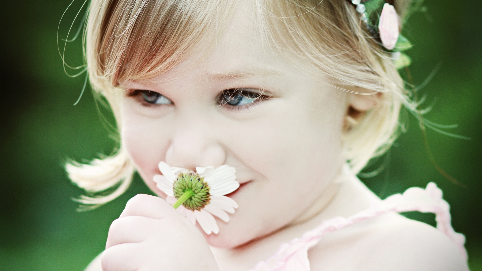 Милая девочка с красивыми глазами с ромашкой