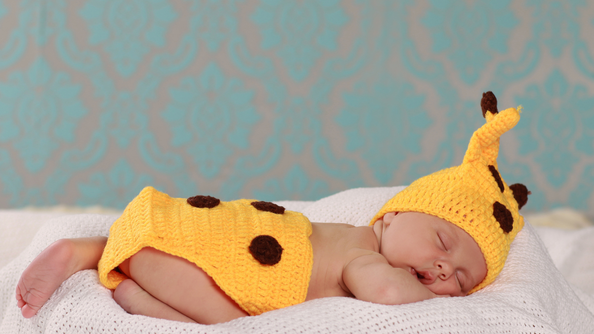 Спящий младенец в вязаном костюме Пикачу